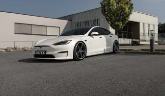 DOTZ MarinaBay dark Tesla Model S Plaid frontal