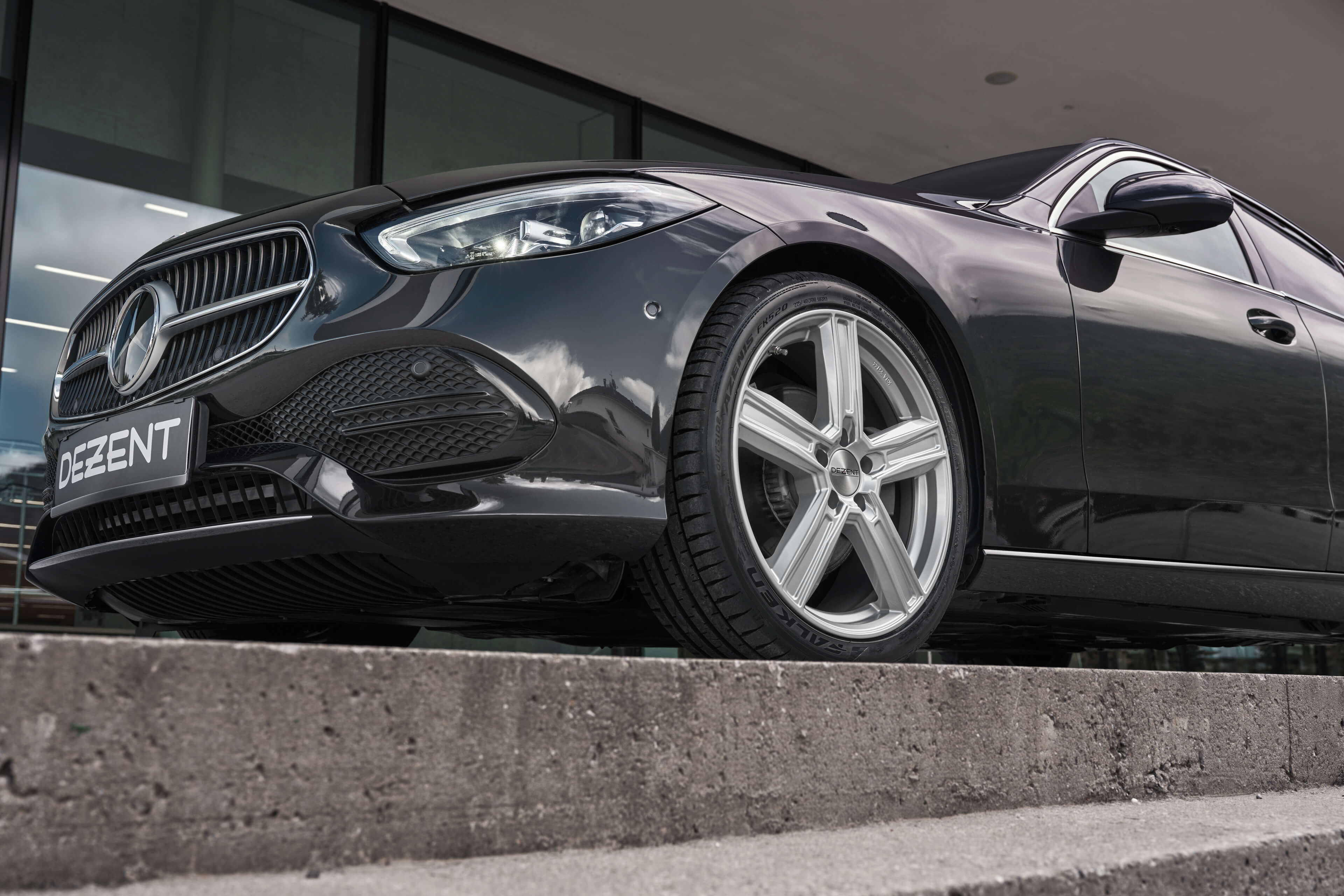 DEZENT KG silver Mercedes C-Klasse front