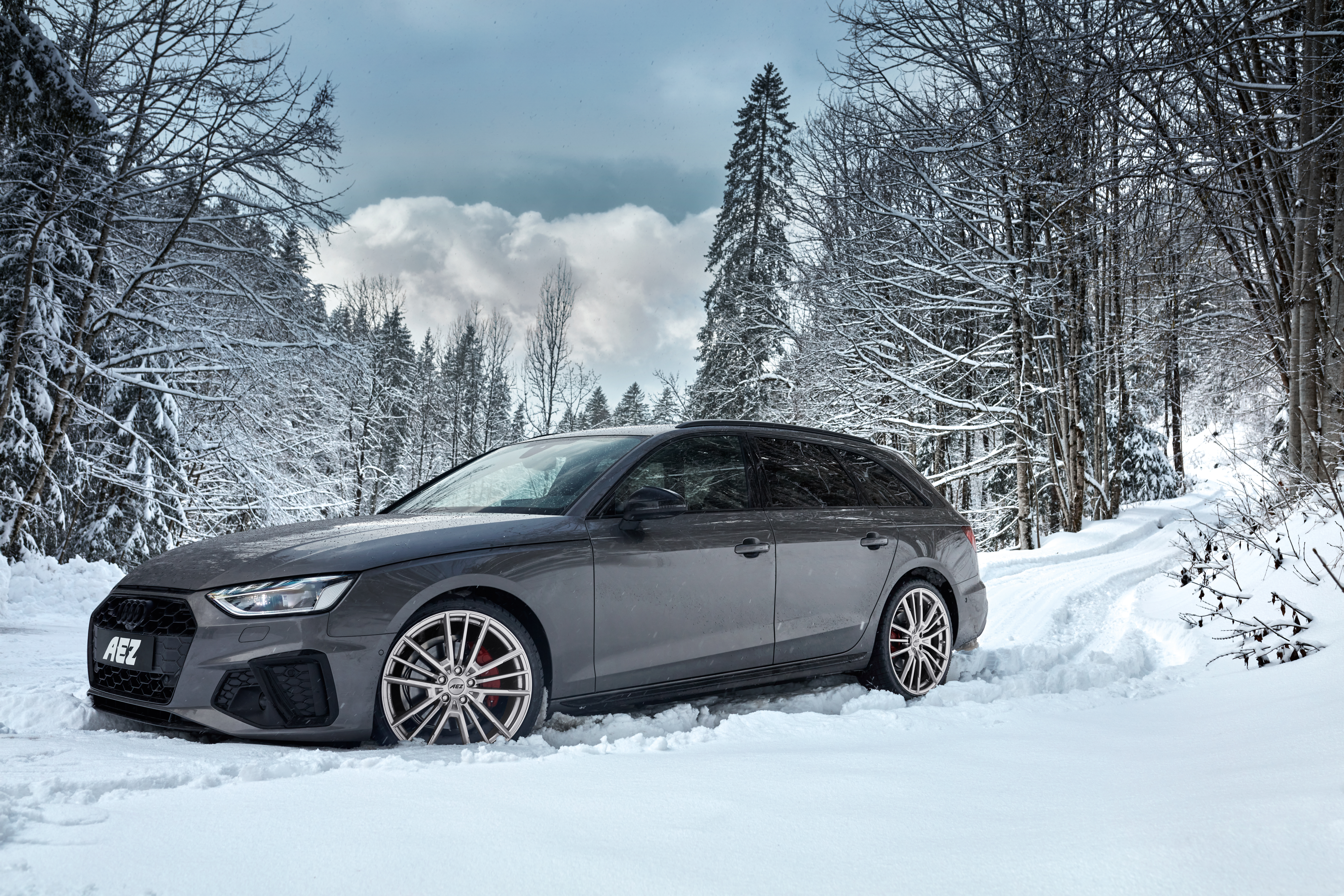 Audi A4 med AEZ Kaiman high gloss audifälgar för vinter från OCL Brorssons fälgspecialisten