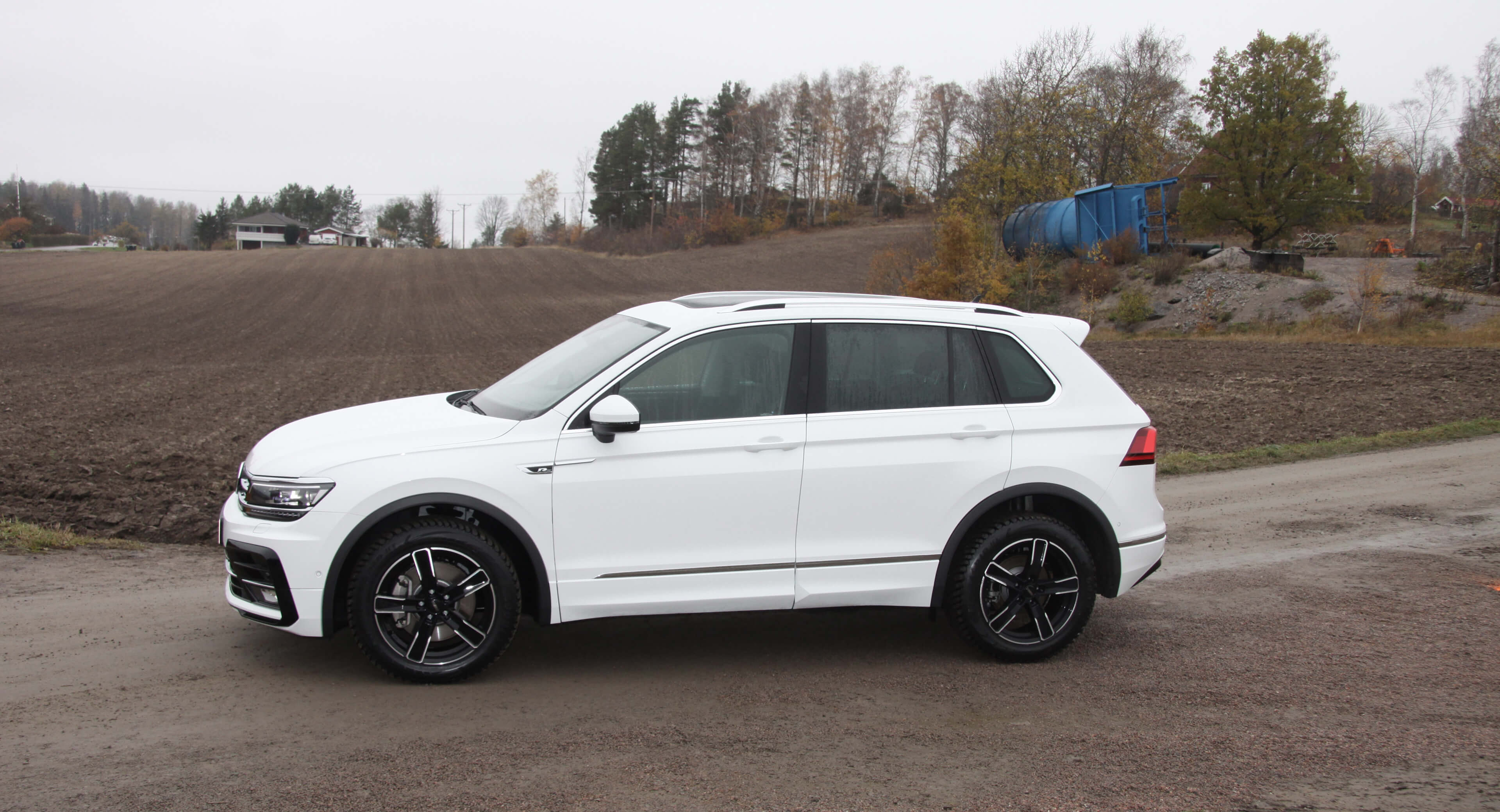 DEZENT SF dark VW Tiguan side