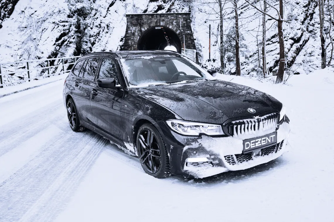 BMW 3-serie touring med DEZENT TR black alufälgar, nya svart vinterfälgar OCL Brorssons fälgspecialisten