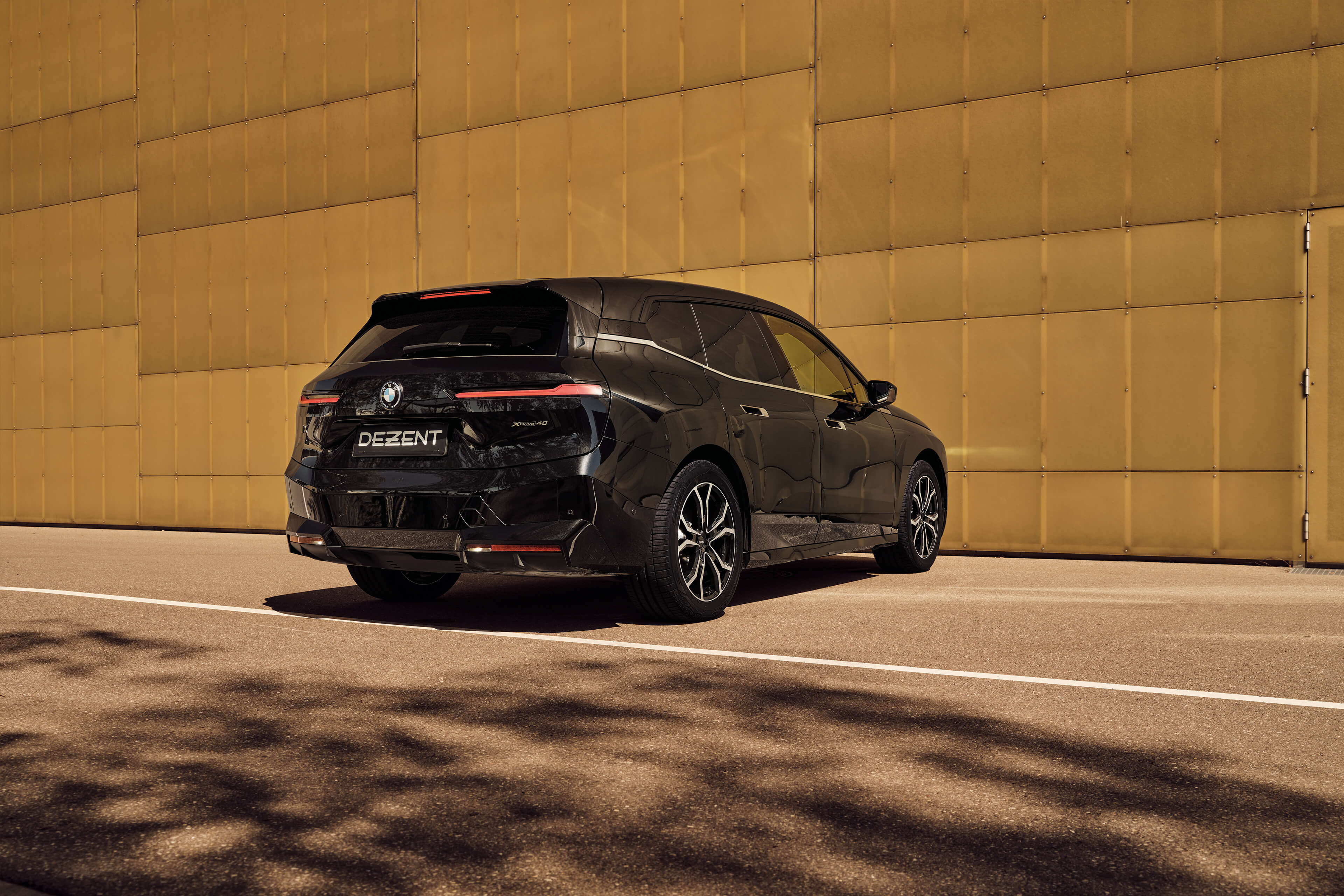 DEZENT TV dark BMW IX Heck