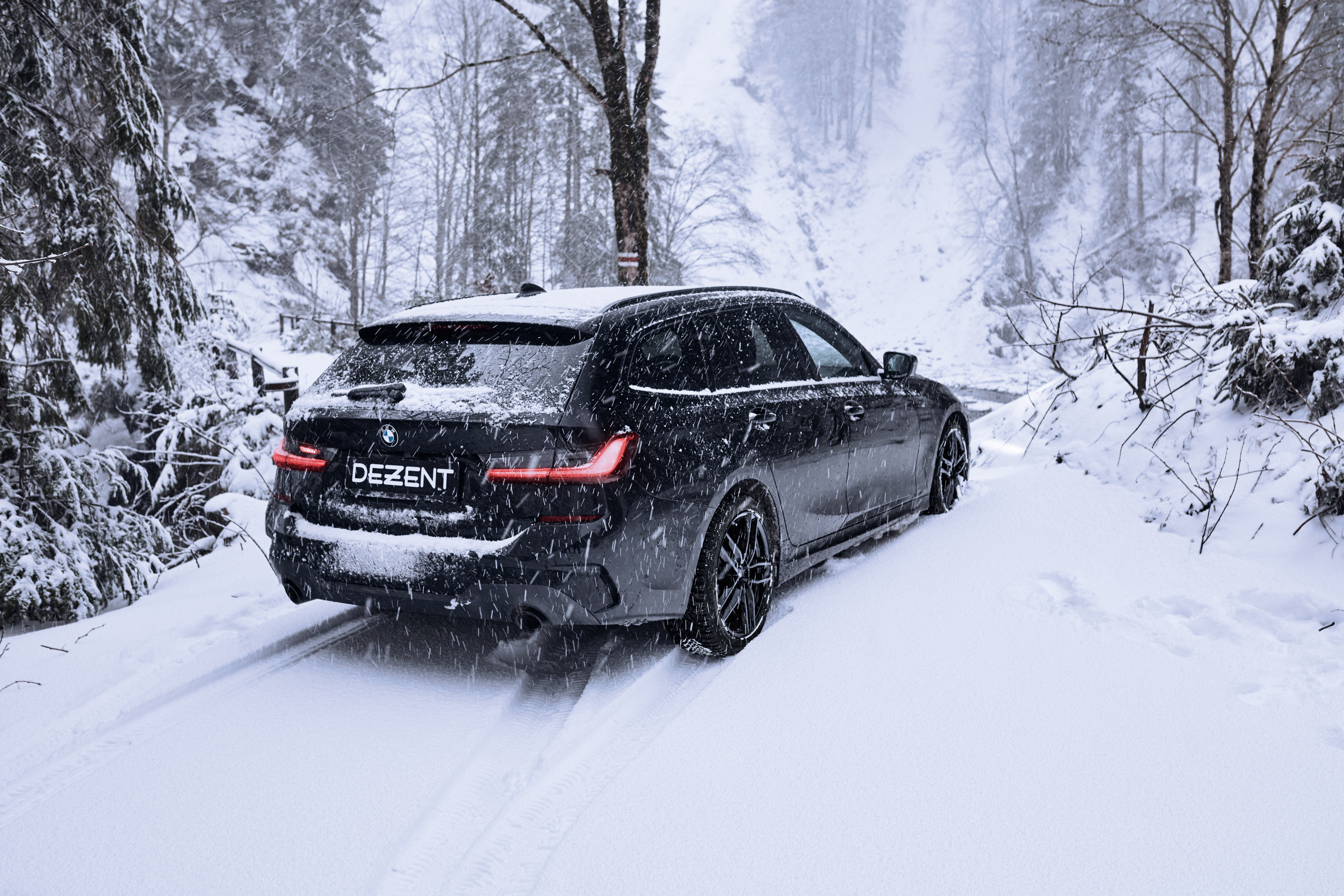 BMW 3-serie touring med DEZENT TR black lättmetallfälgar för vintern från OCL Brorssons fälgspecialisten