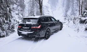 BMW 3-serie touring med DEZENT TR black lättmetallfälgar för vintern från OCL Brorssons fälgspecialisten