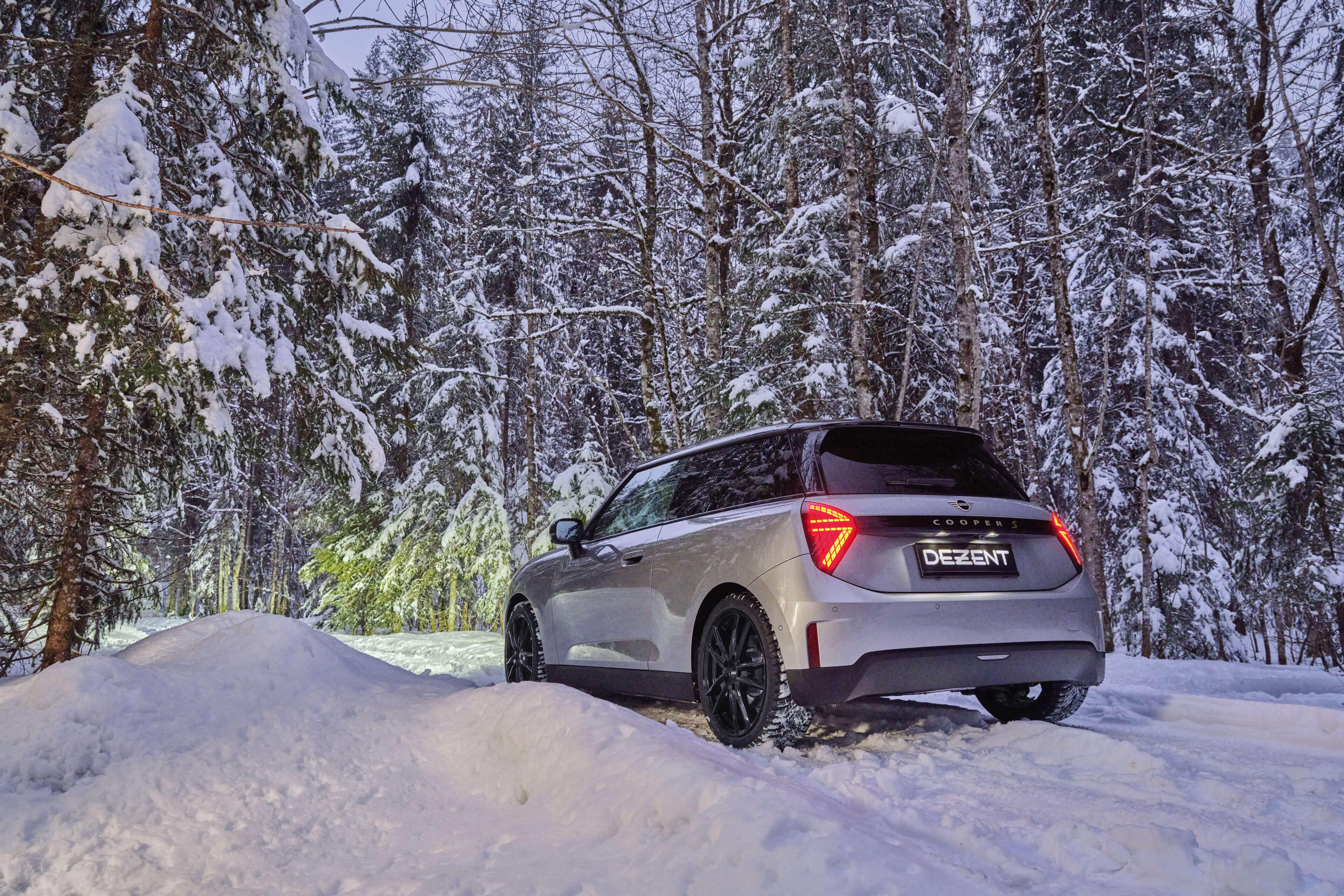 DEZENT KF black Mini Cooper Heck