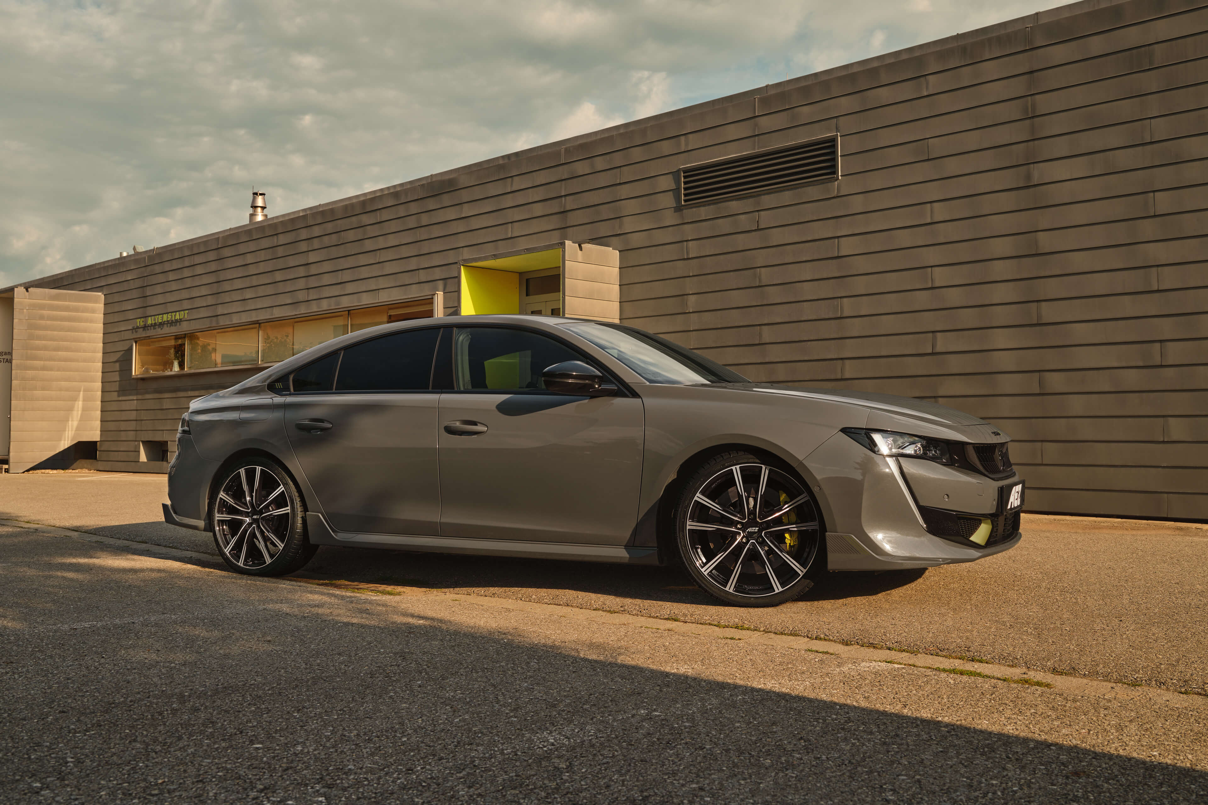 AEZ Montreal dark Peugeot 508 side