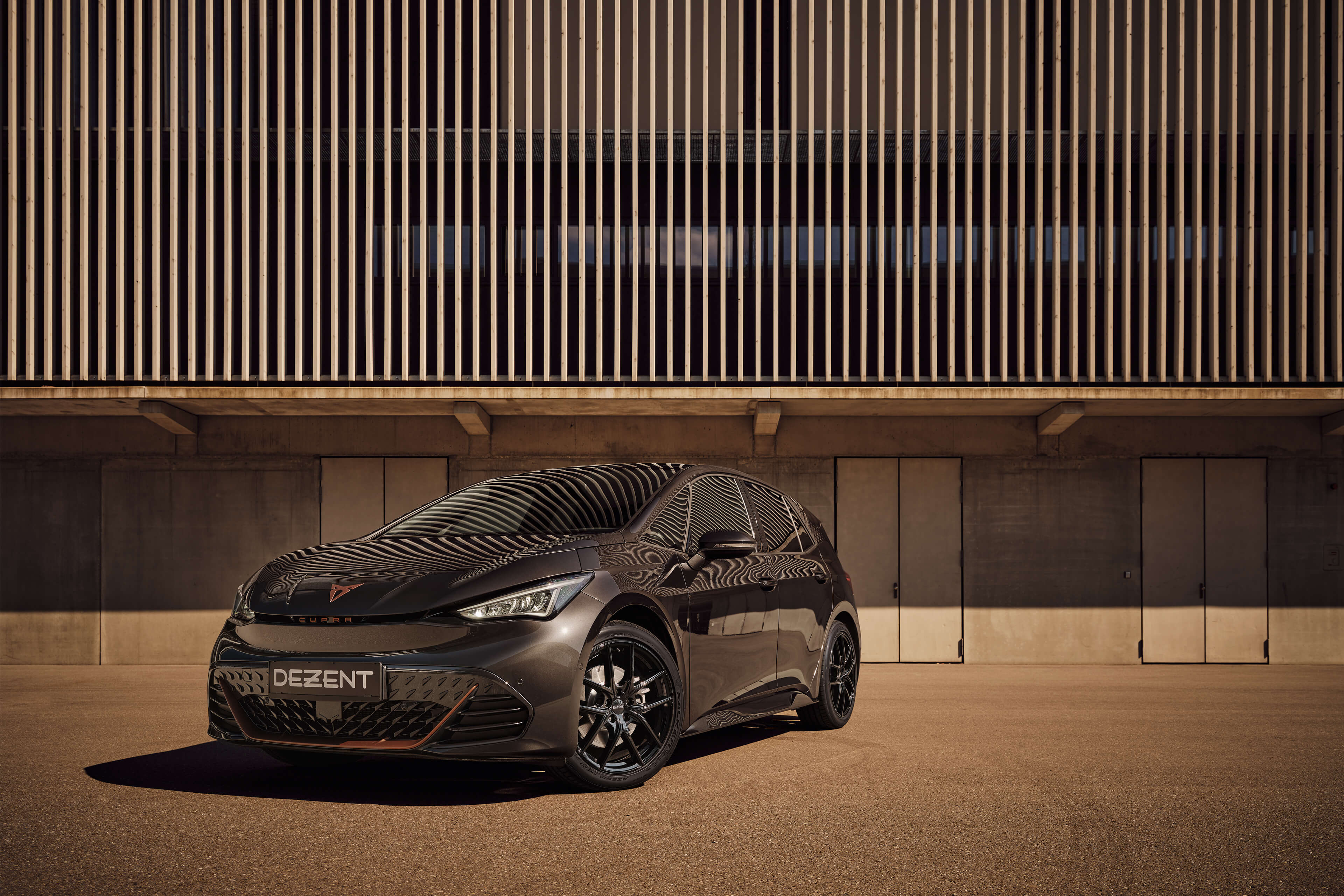 DEZENT TO black Cupra Born Front