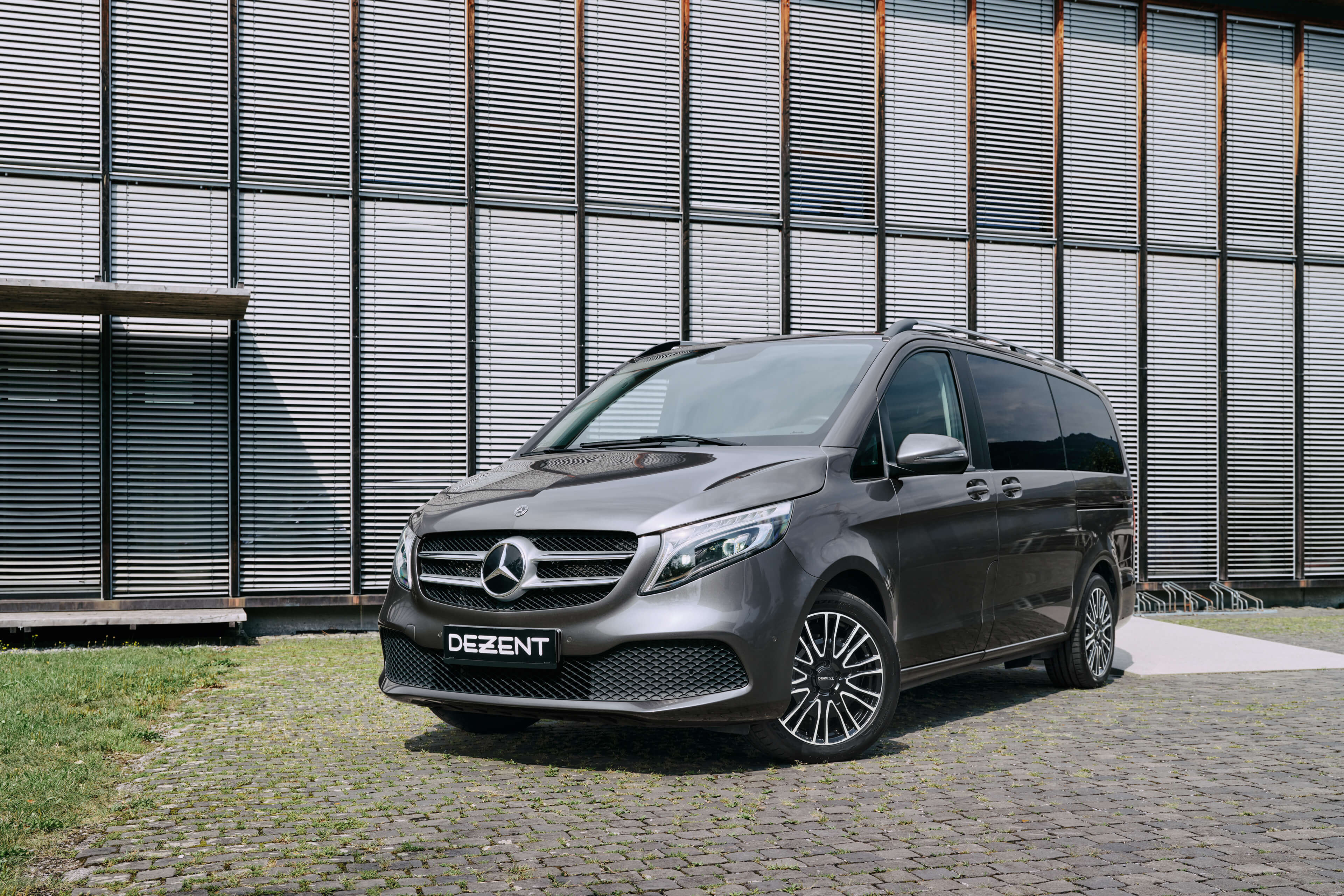 DEZENT KE dark Mercedes V front