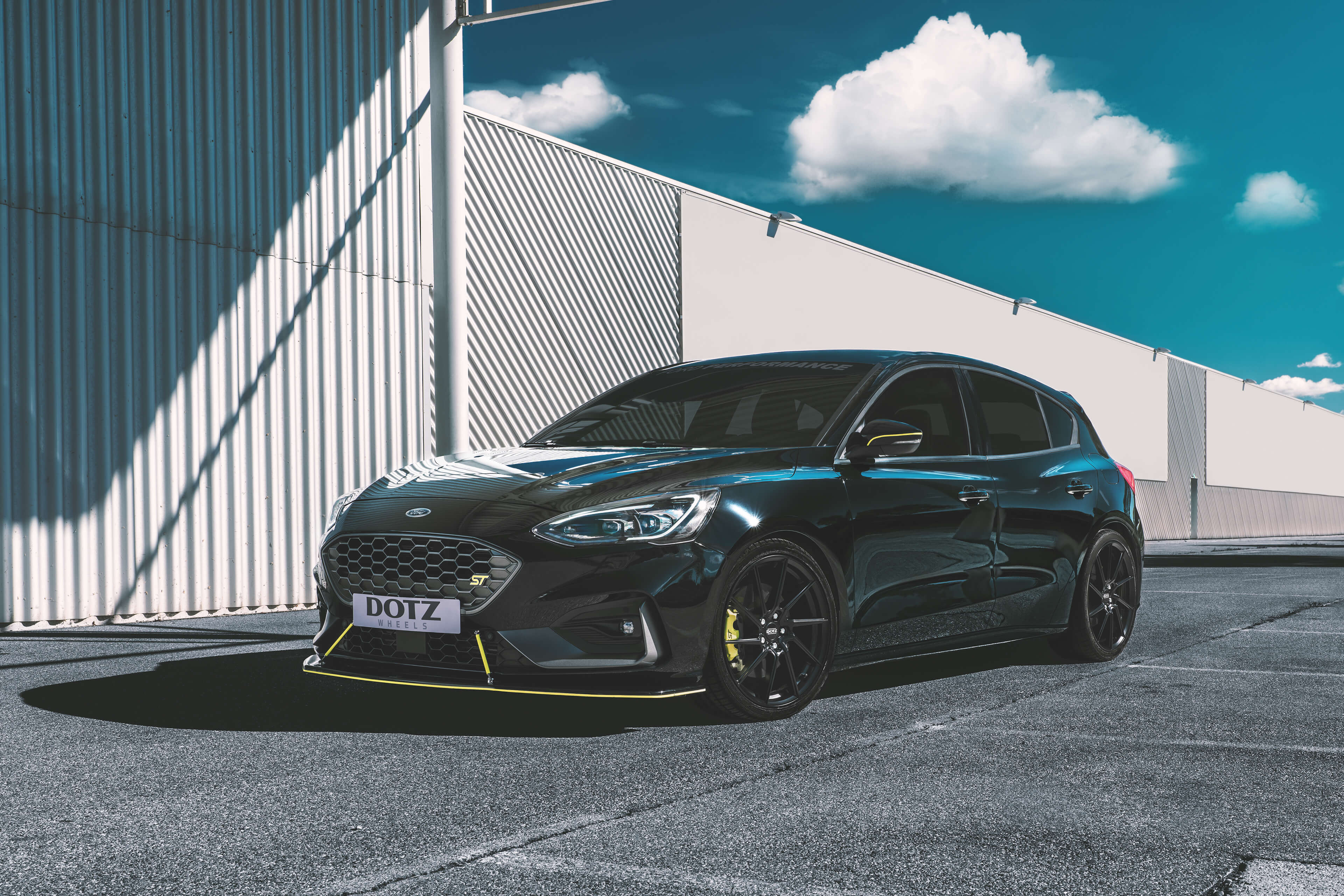 DOTZ Spa black auf Ford Focus