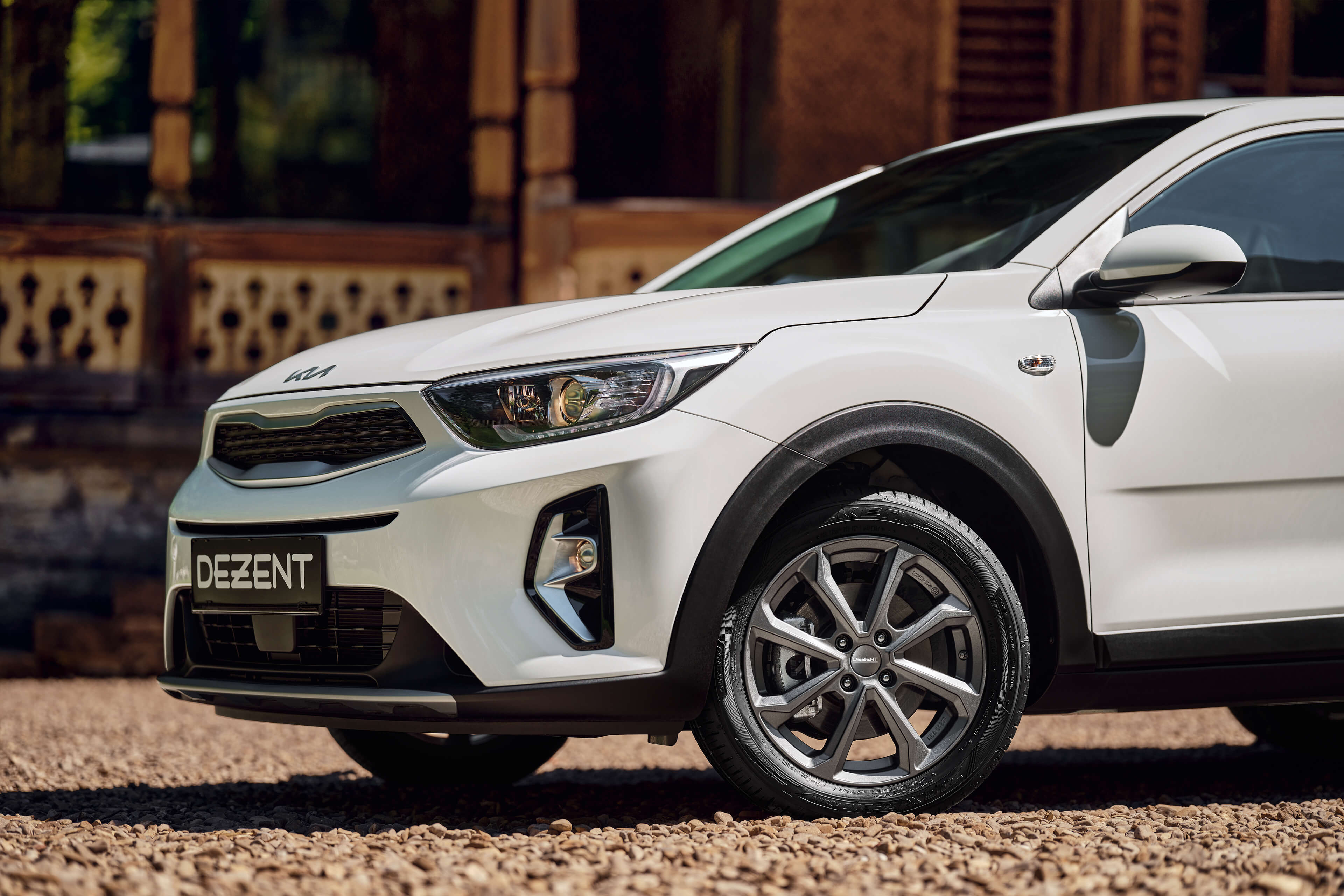 DEZENT KT graphite Kia Stonic Front