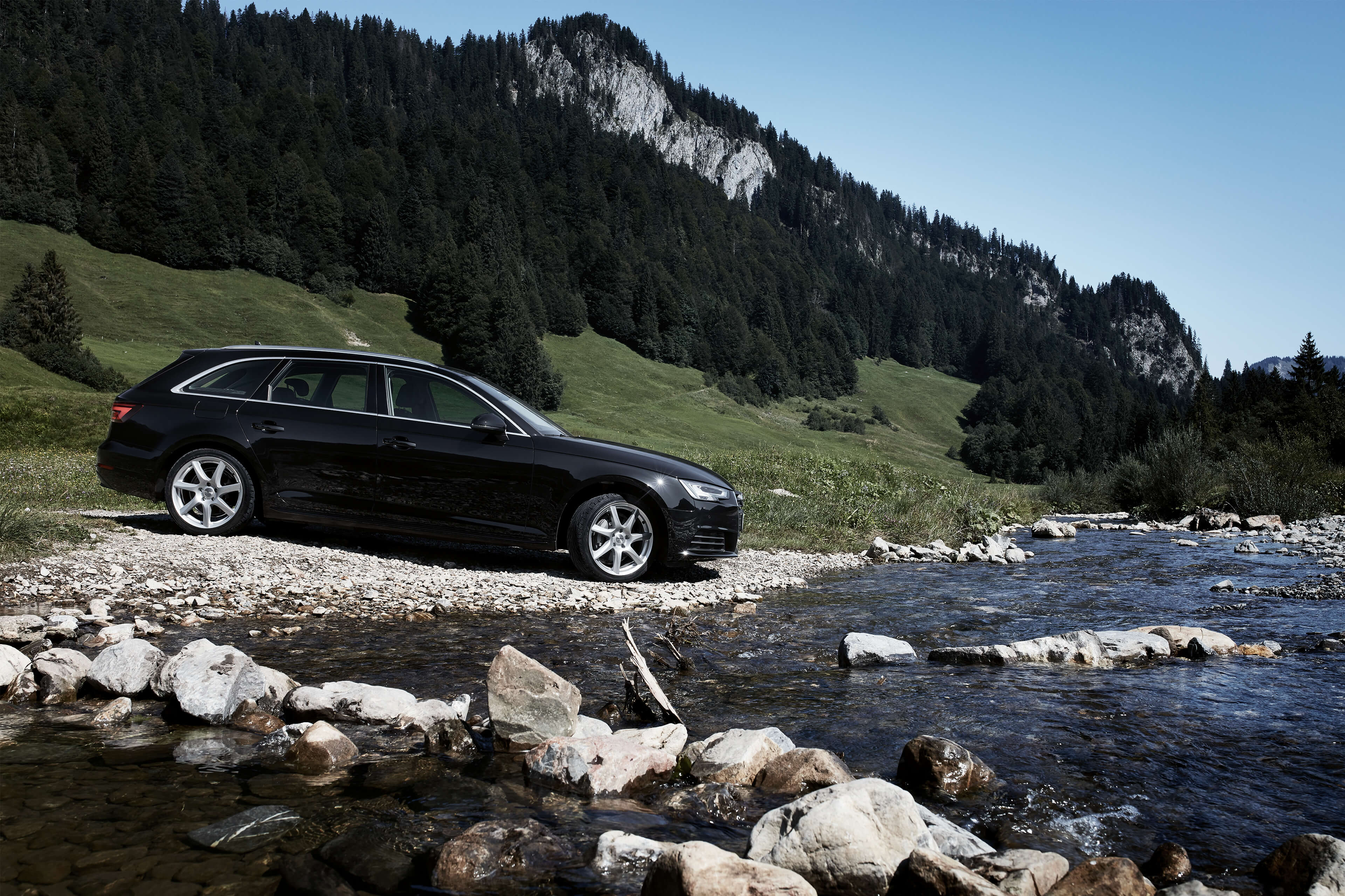 DEZENT TW silver Audi A4 side