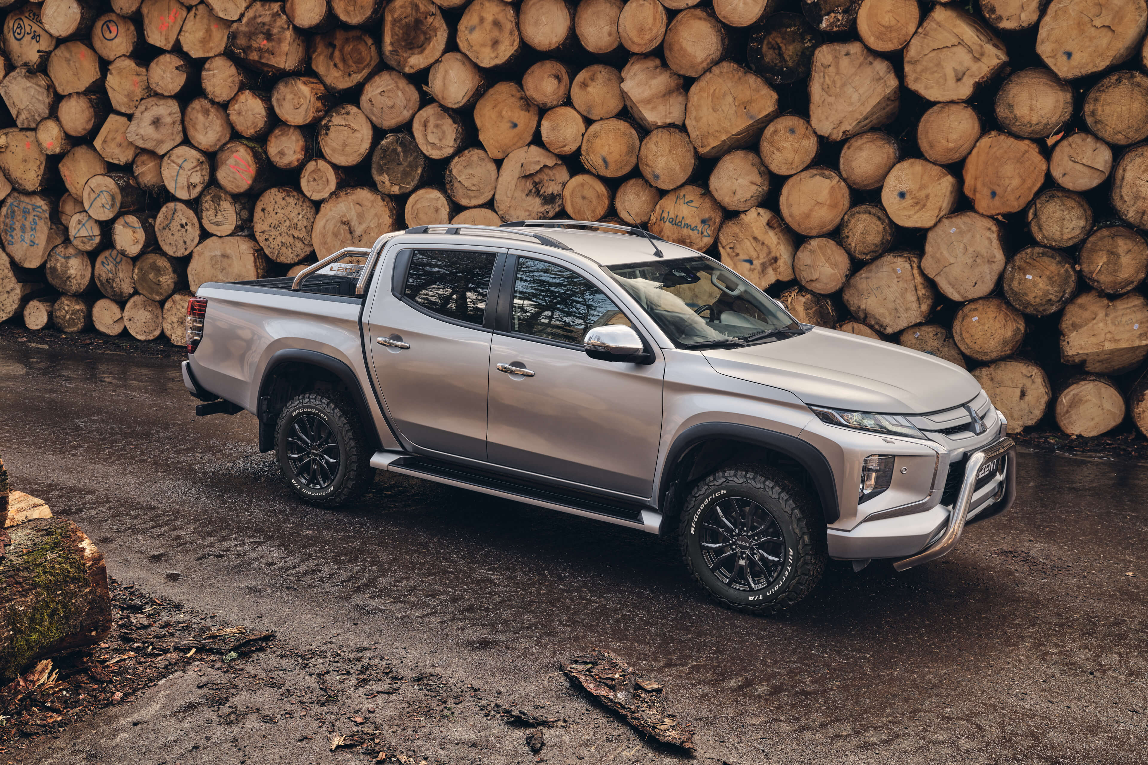 DEZENT KC black Mitsubishi L200 Front