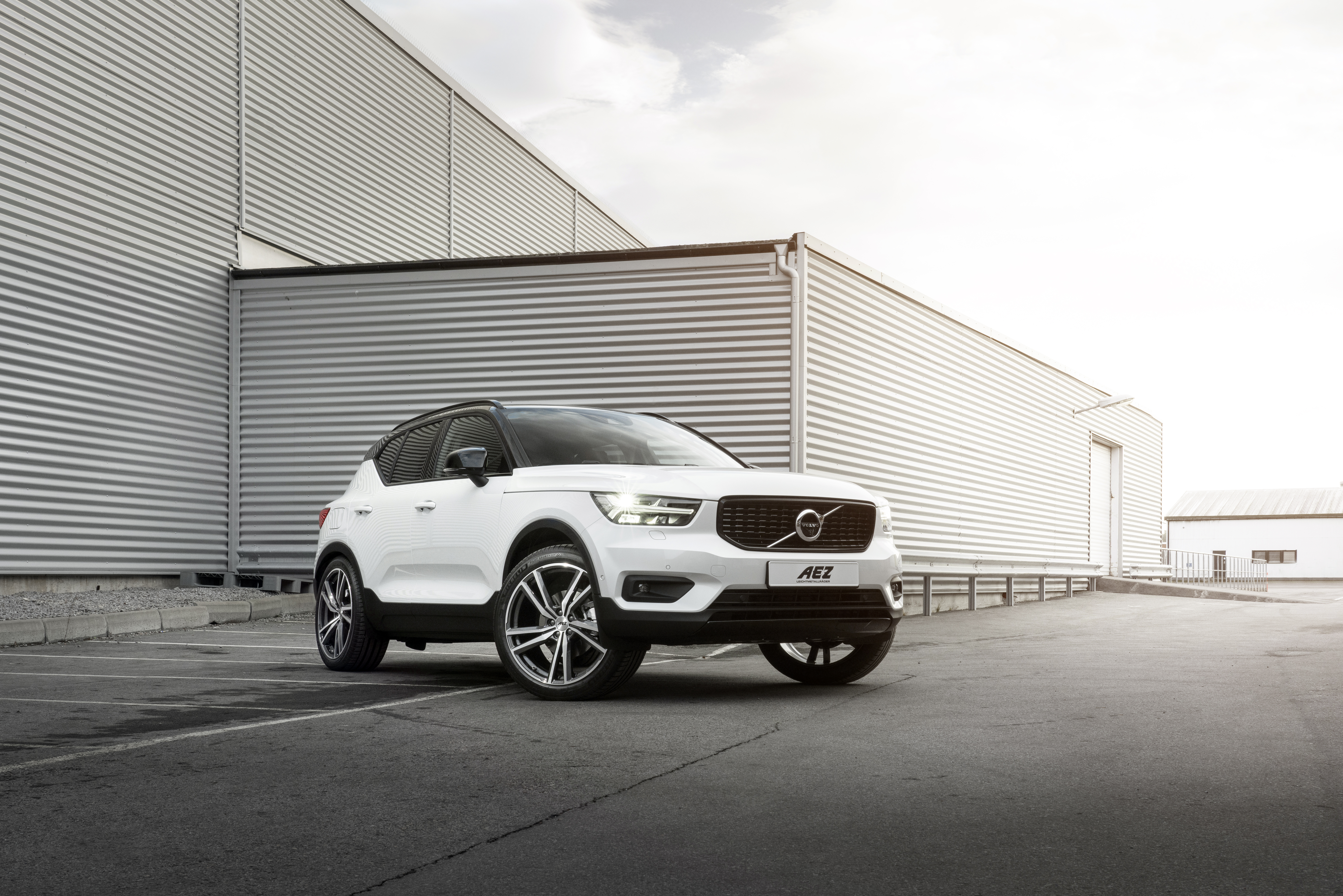 Volvo XC40 R Design With AEZ North Dark 8 5X21 ET42 01
