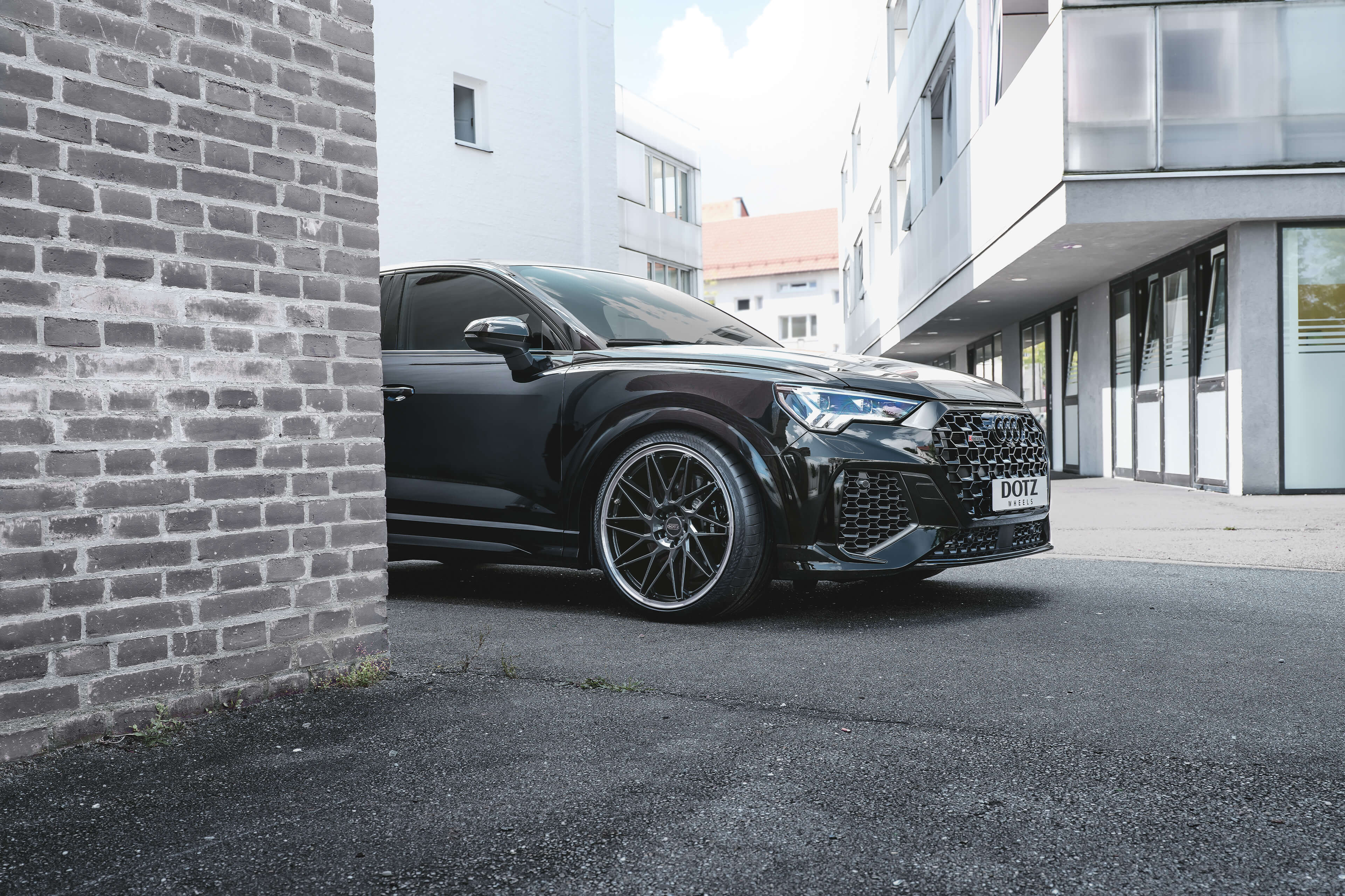 DOTZ Tanaka dark Audi RSQ3 side