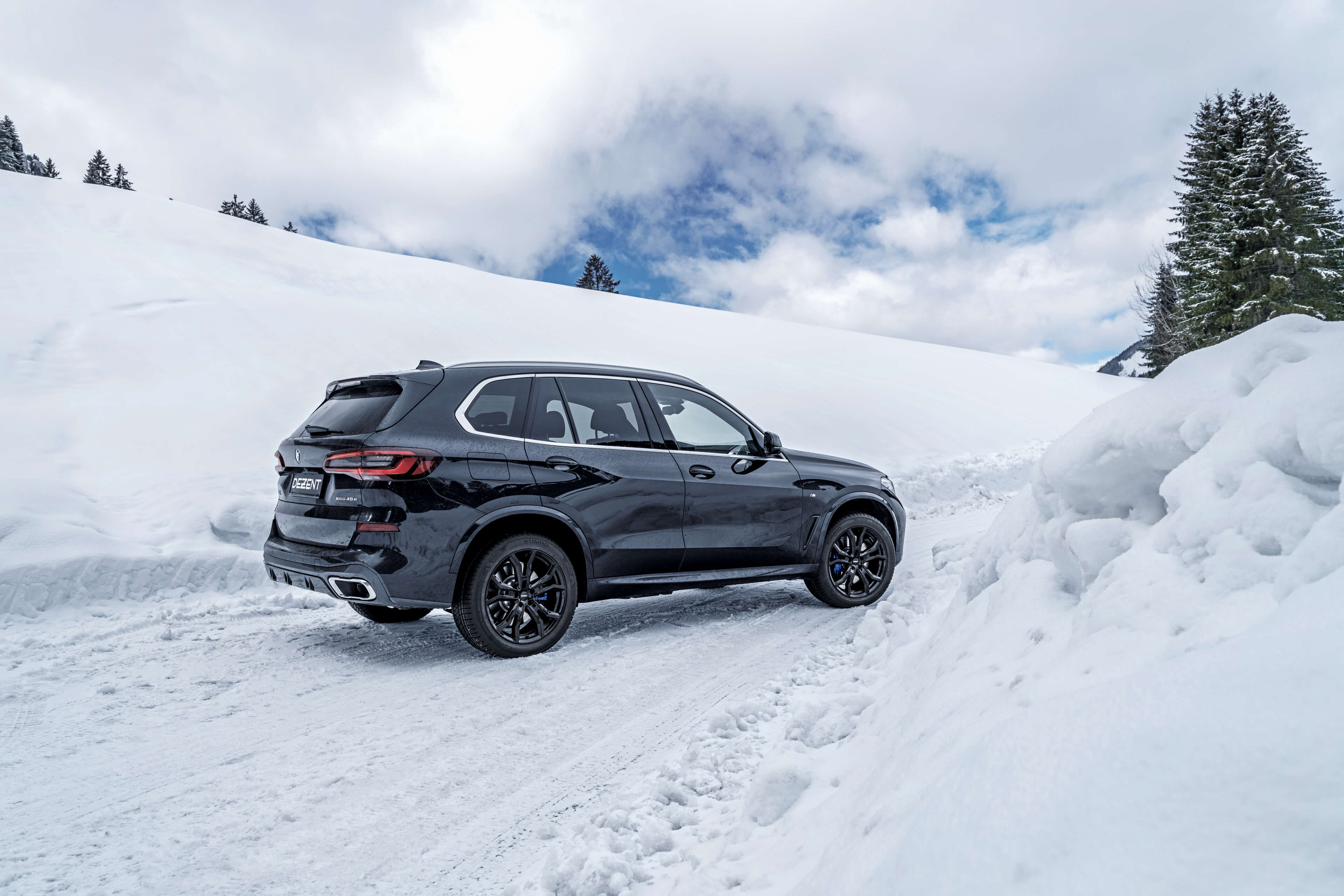 DEZENT TV black BMW X5 Heck