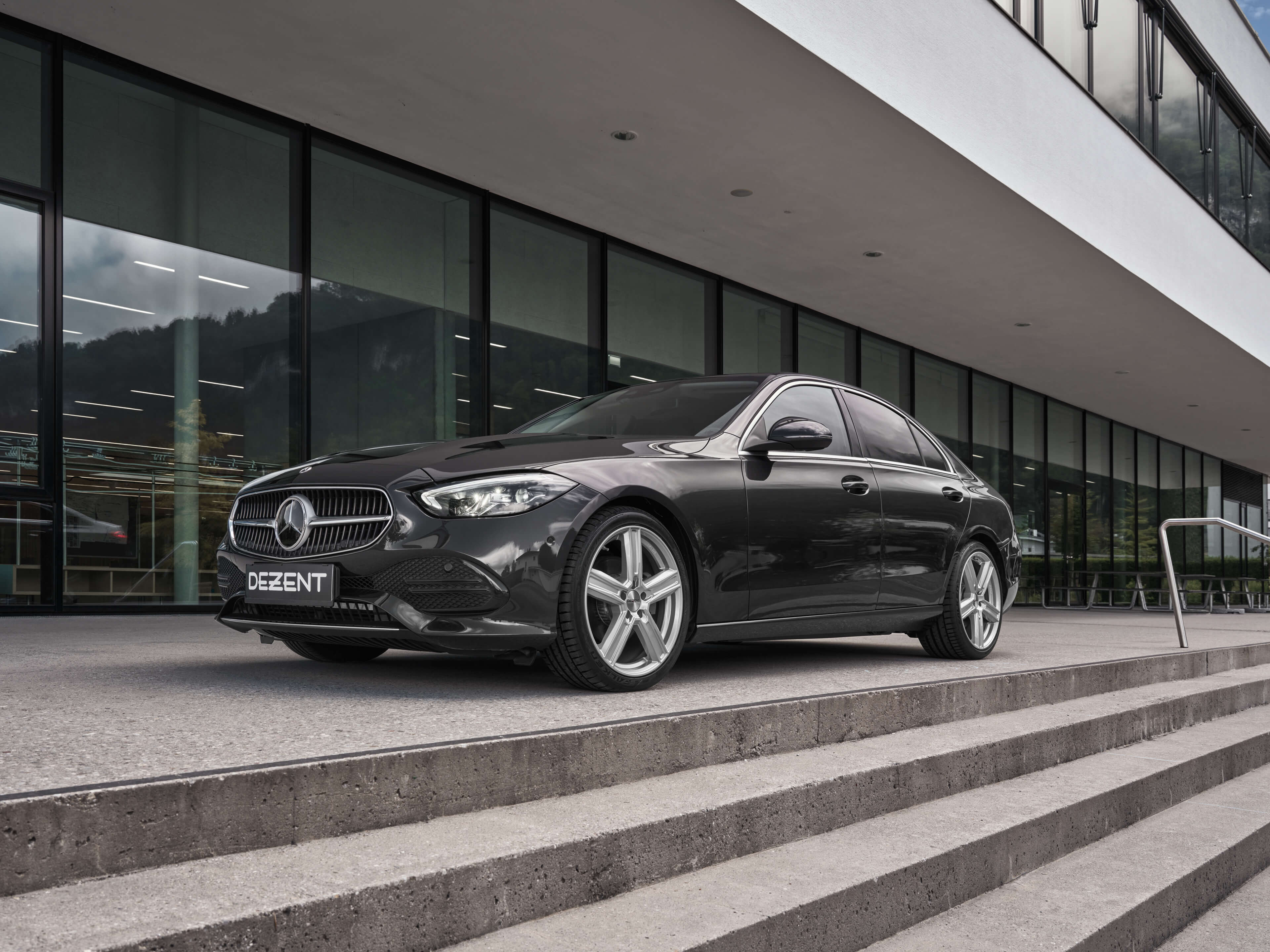 DEZENT TA dark Alufelge auf Audi Q3