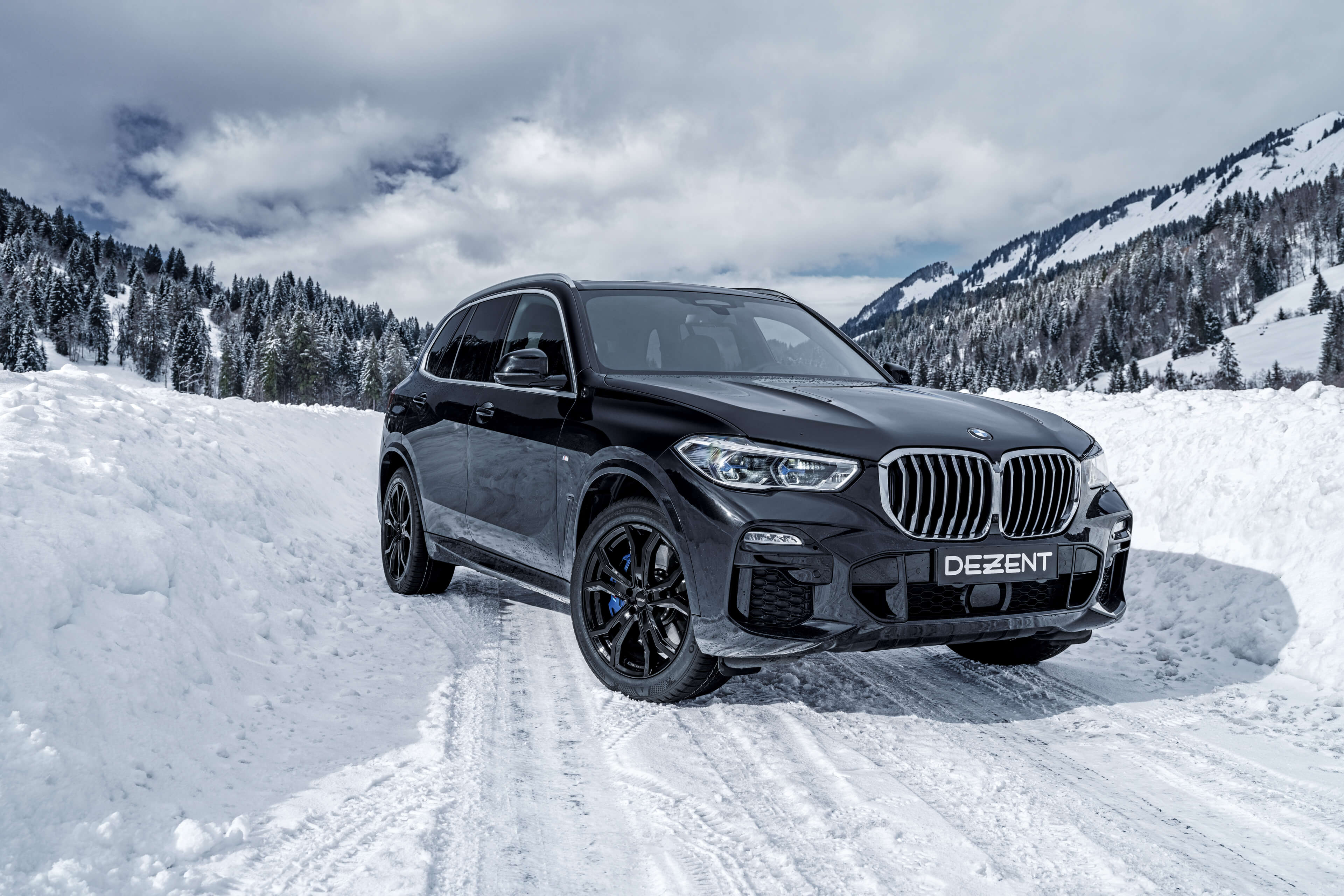 DEZENT TV black BMW X5 frontal