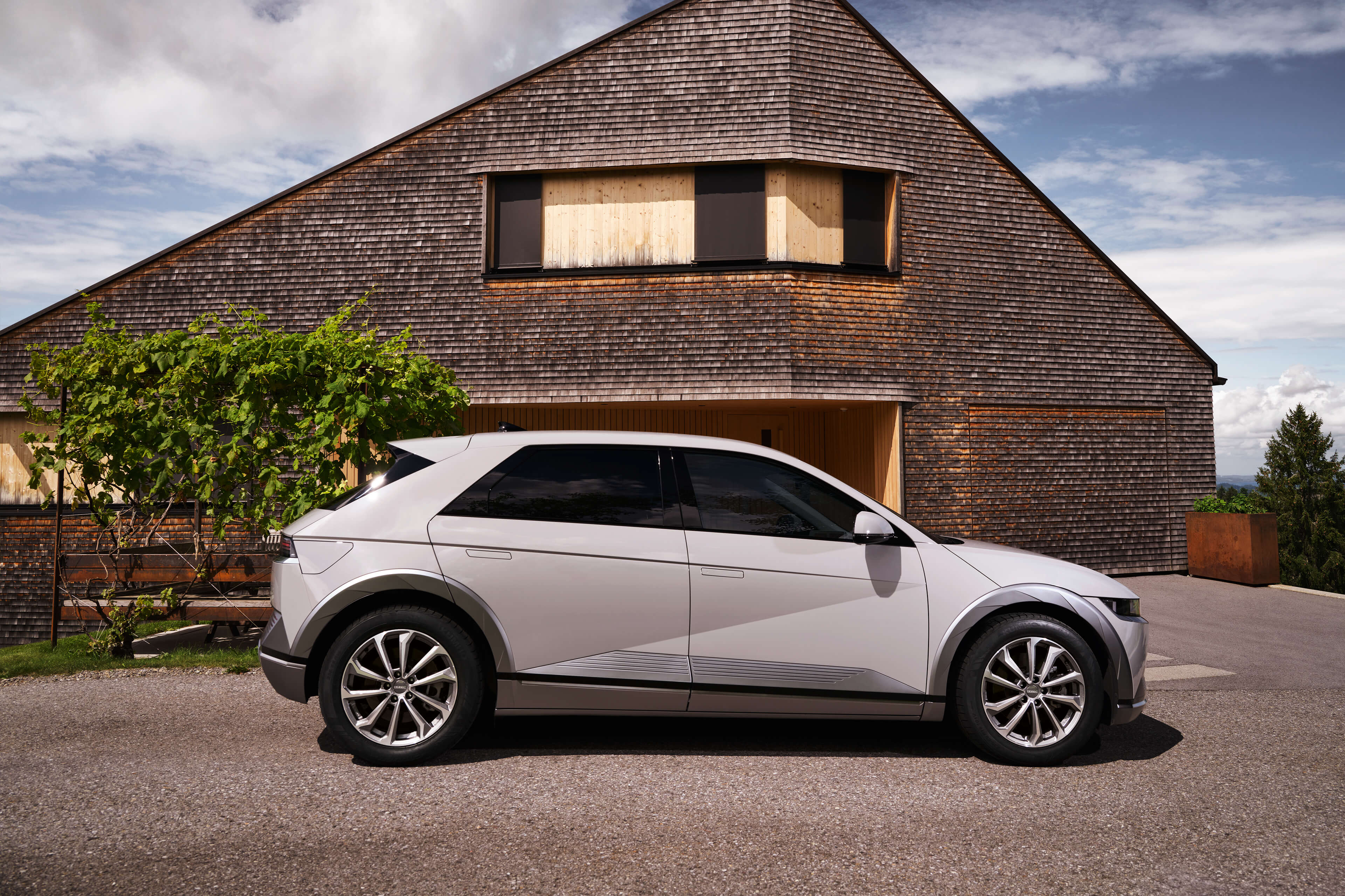 DEZENT KS dark Hyundai Ionic side