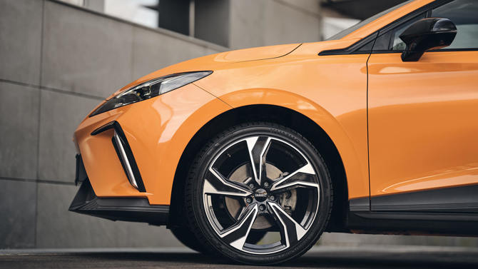 A homorú középső részétől kezdve az új, masszív, egyrészes, ötküllős keréktárcsa, a DEZENT KB nagy vizuális dinamizmust sugároz.