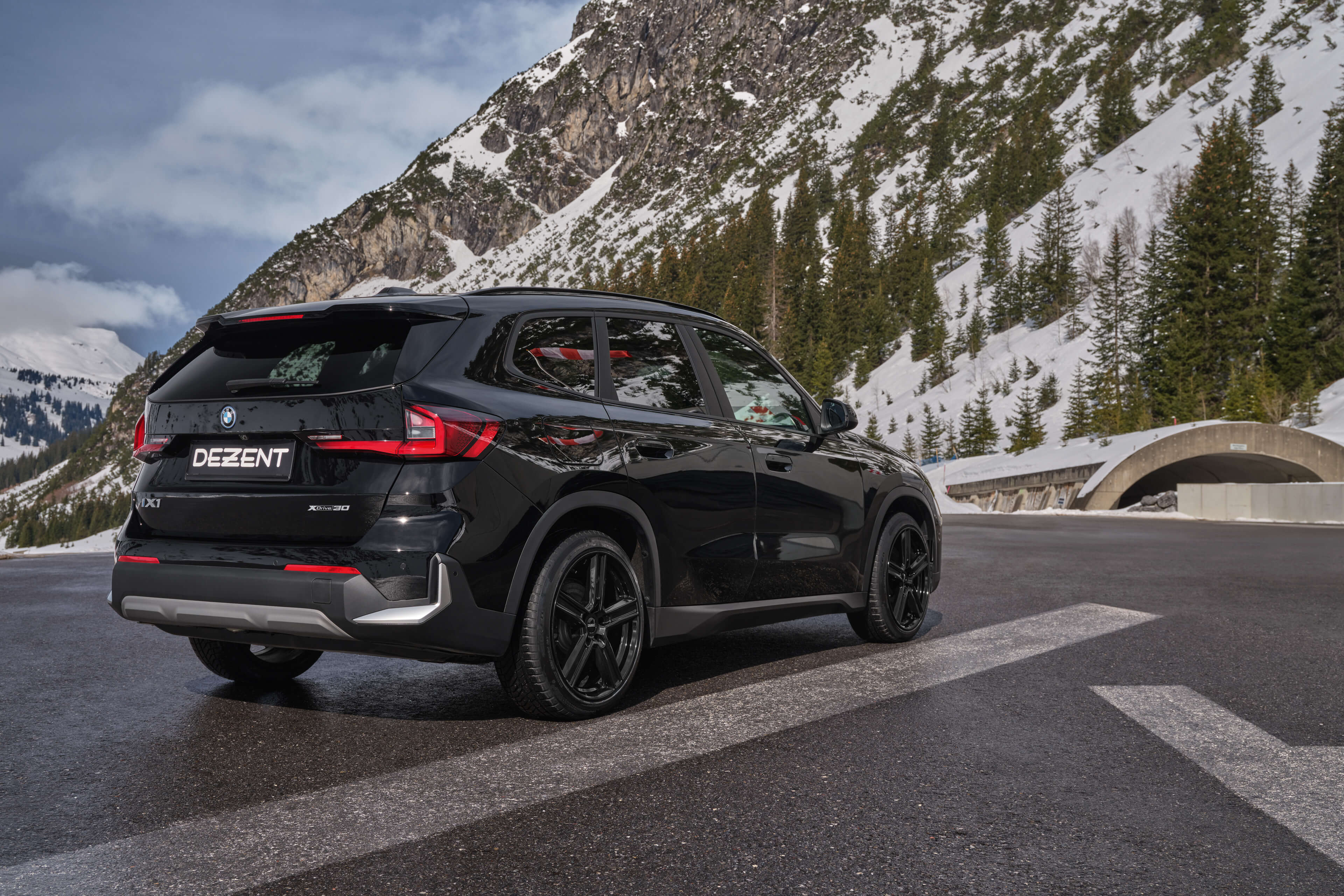 DEZENT KG Black BMW X5 Heck