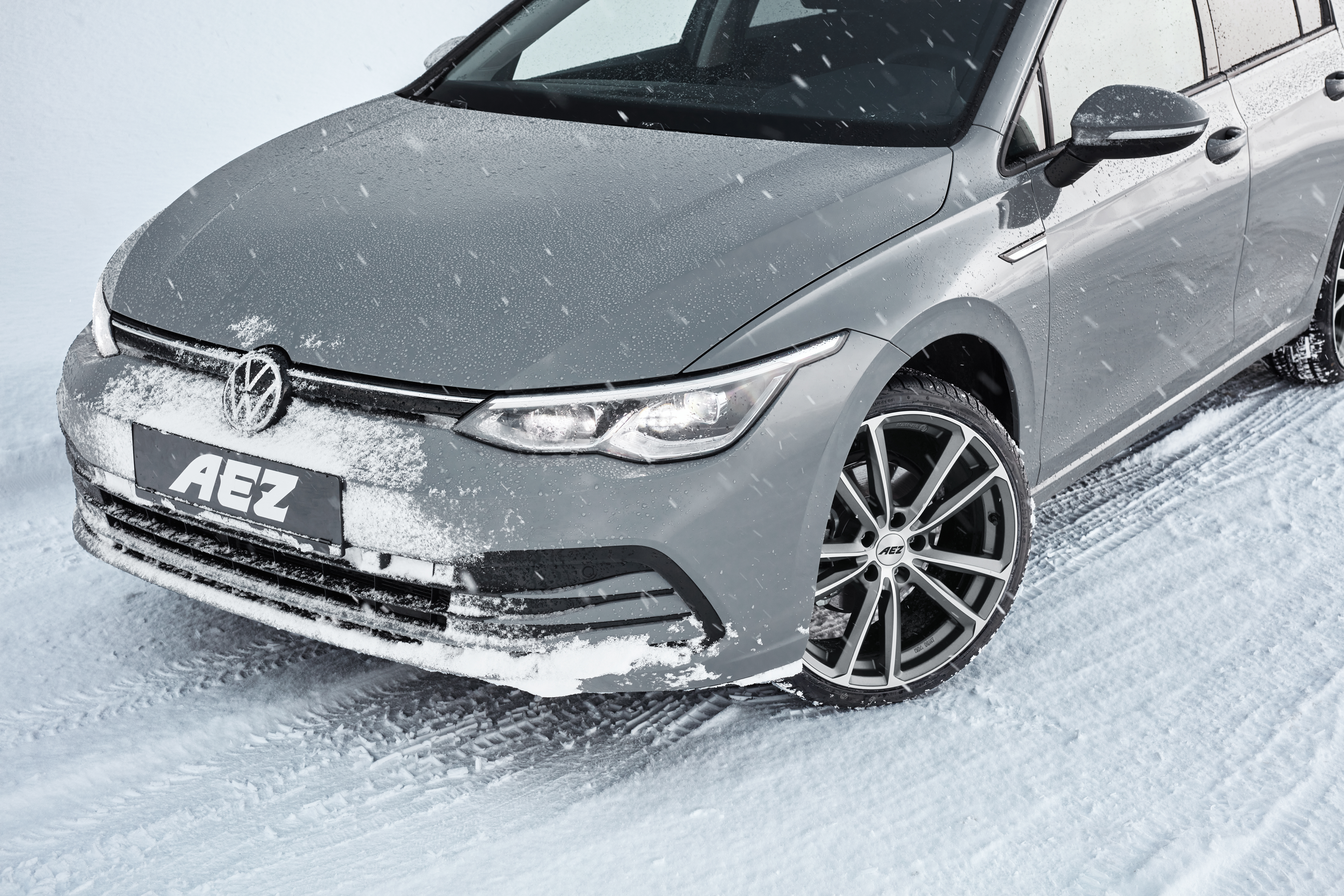 VW Golf 8 med AEZ Tioga titan fälgar från OCL Brorssons för vinterbruk