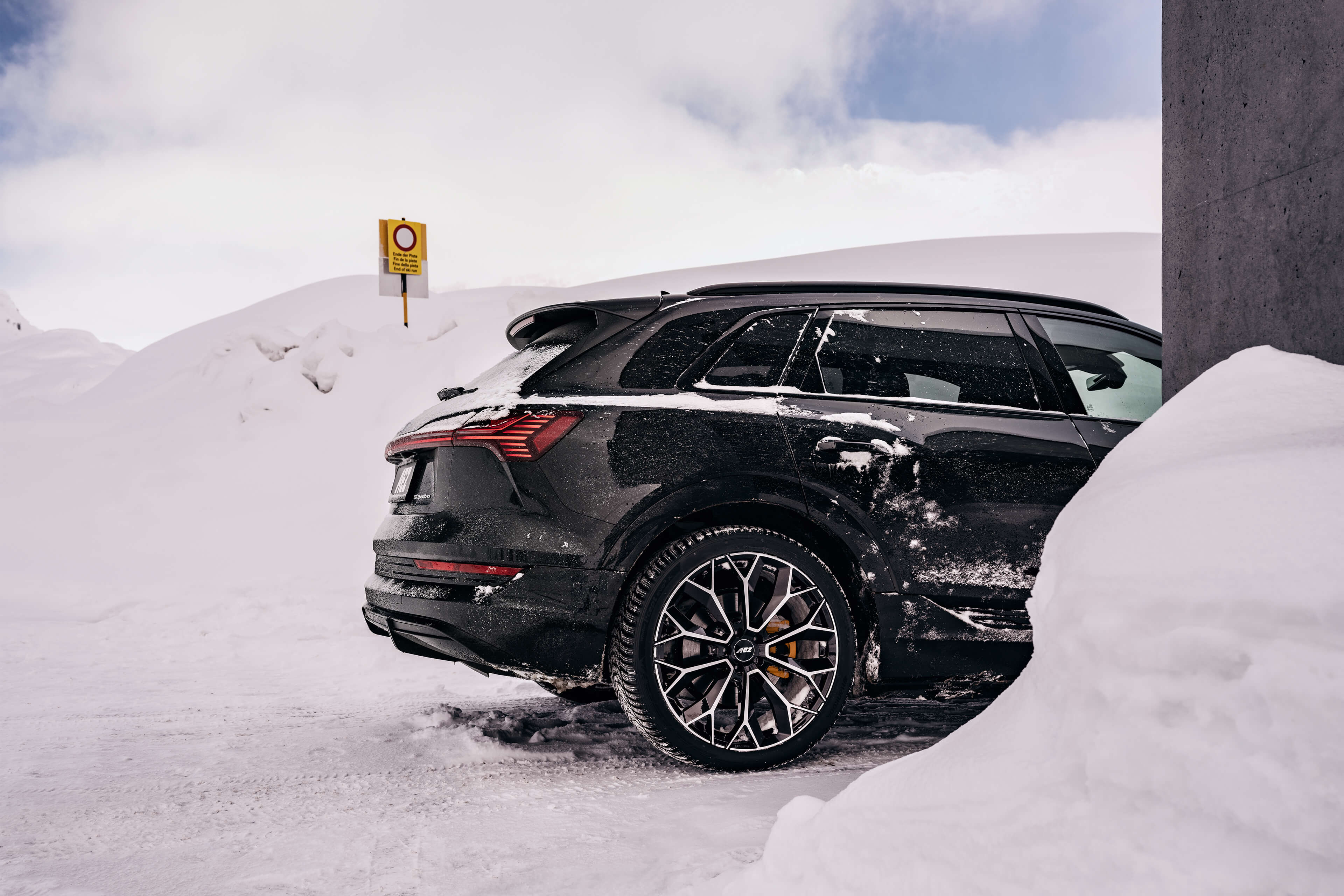 AEZ Leipzig dark Audi e-tron Heck