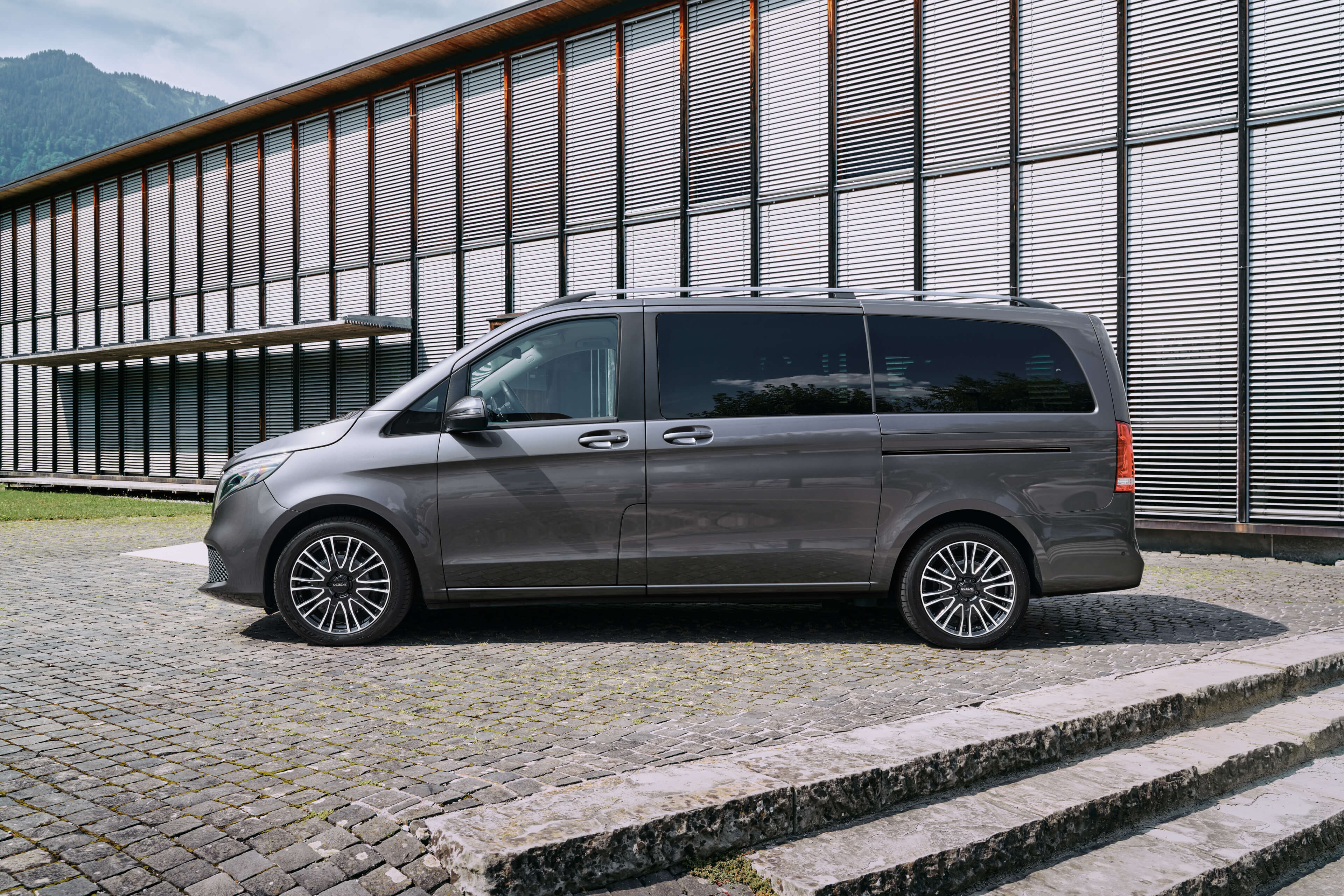 DEZENT KE dark Mercedes V side
