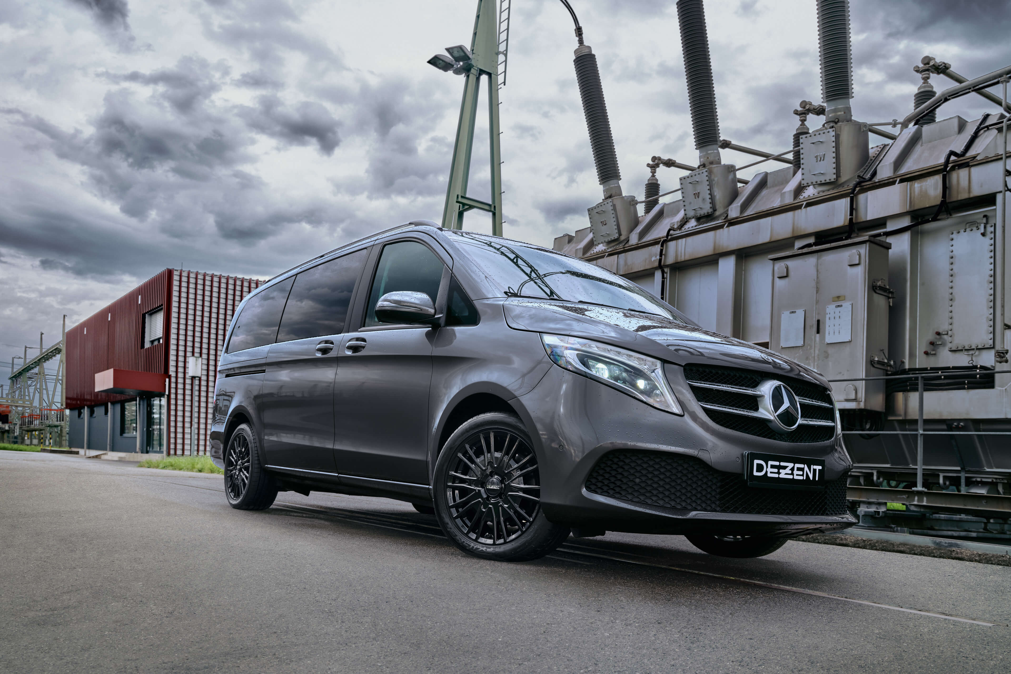 DEZENT KE black Mercedes V Front