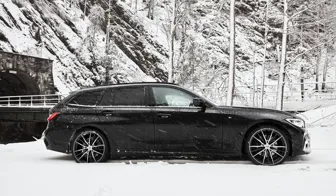 BMW 3-serie med svarta/polerade bmwfälgar AEZ Kaiman dark från OCL Brorssons fälgspecialisten