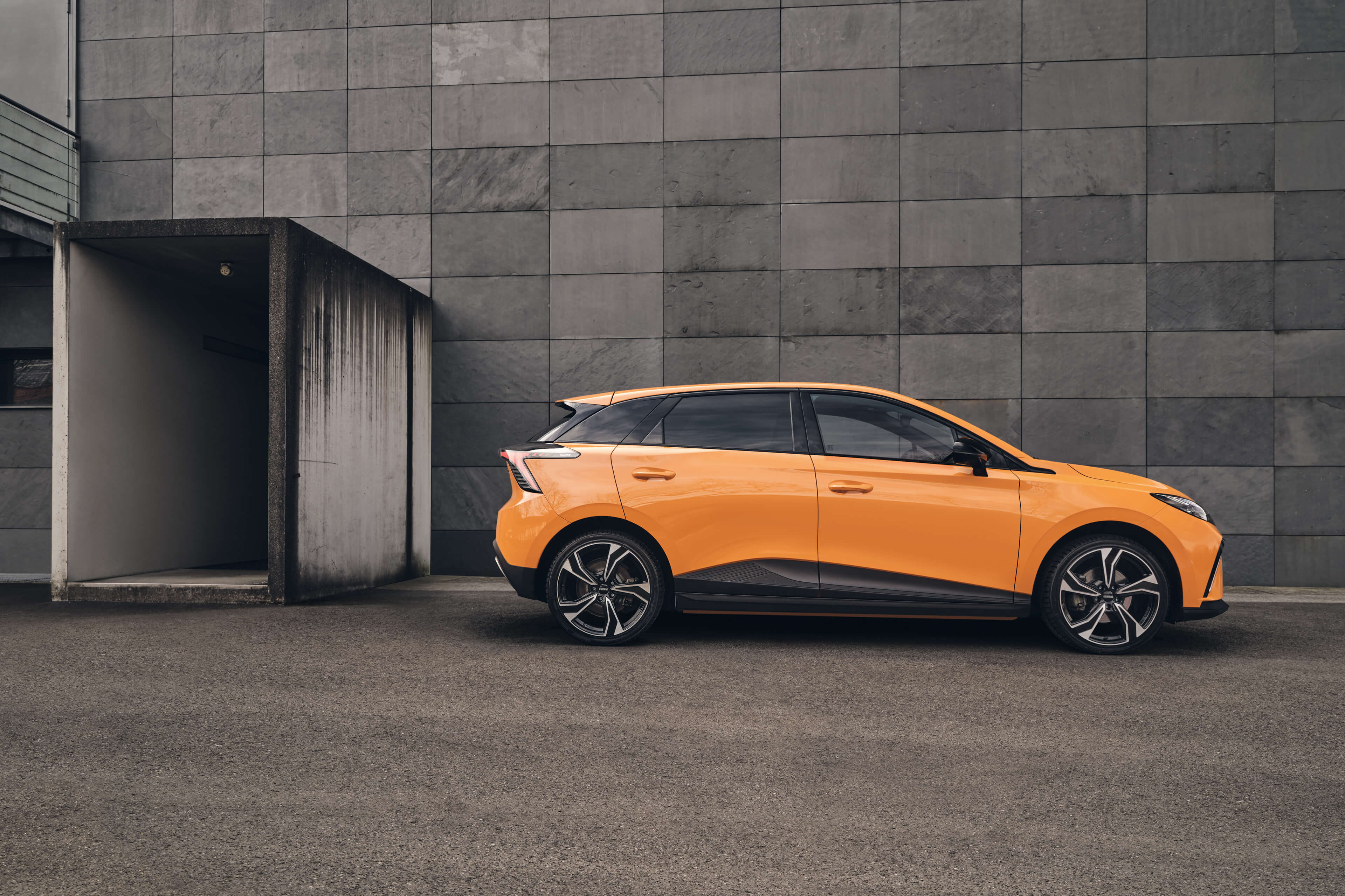 DEZENT KB dark MG 4 Seite