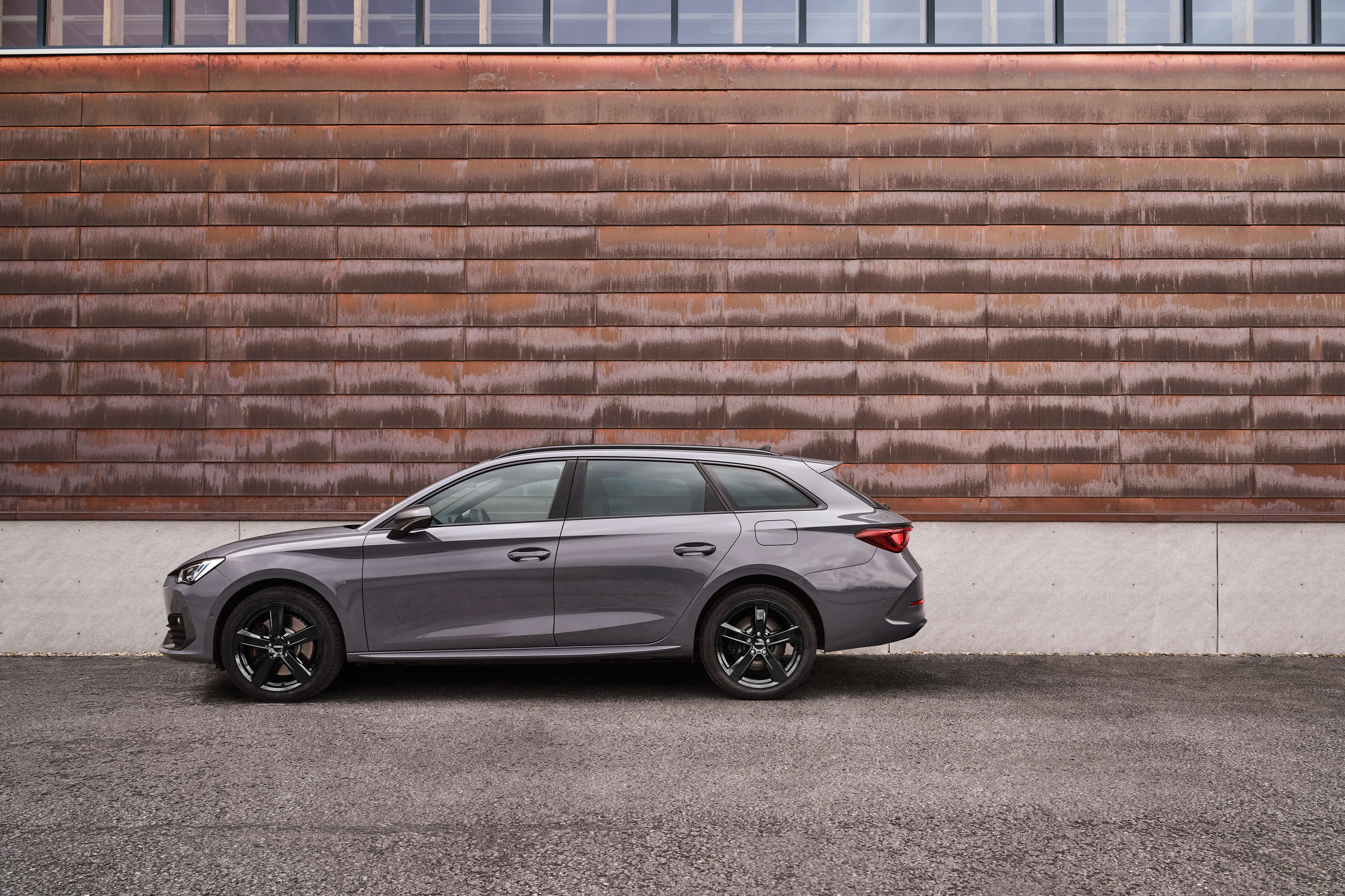 DEZENT TU black Leon Cupra Seite