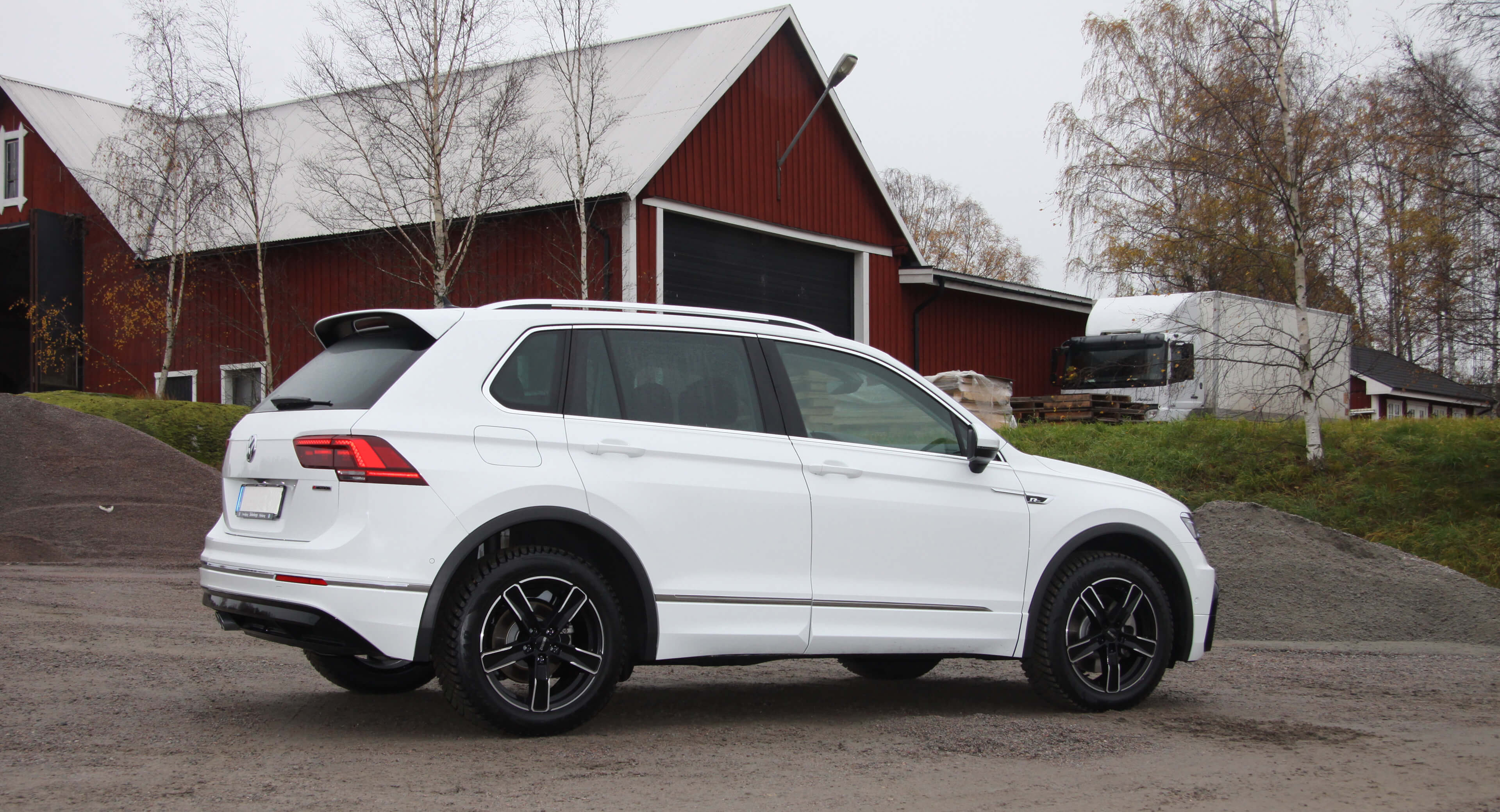 DEZENT SF dark VW Tiguan side