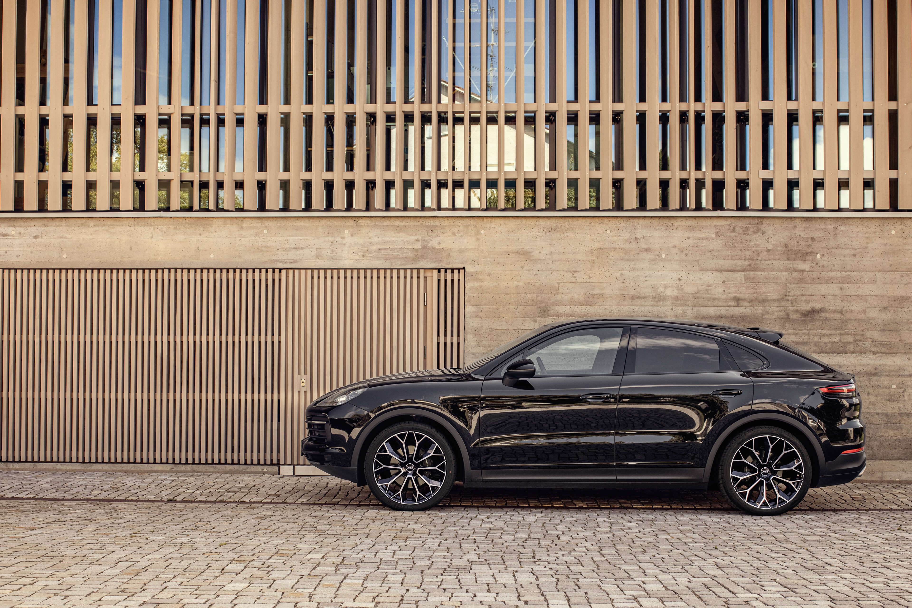 AEZ Leipzig dark Porsche Cayenne side