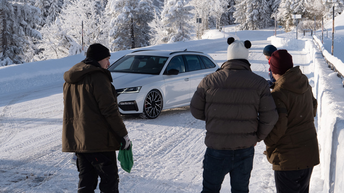 A film jeges háttér előtt mutatja be az elkészítést . Most a fotók a dobozban vannak, és bemutatják jelenlegi sztárjainkat a Berchtesgadeni Alpok fantasztikus téli tája előtt: a Fuji család szürke, sötét és arany színekkel és a LongBeach kettős sötét és fekete színekkel.