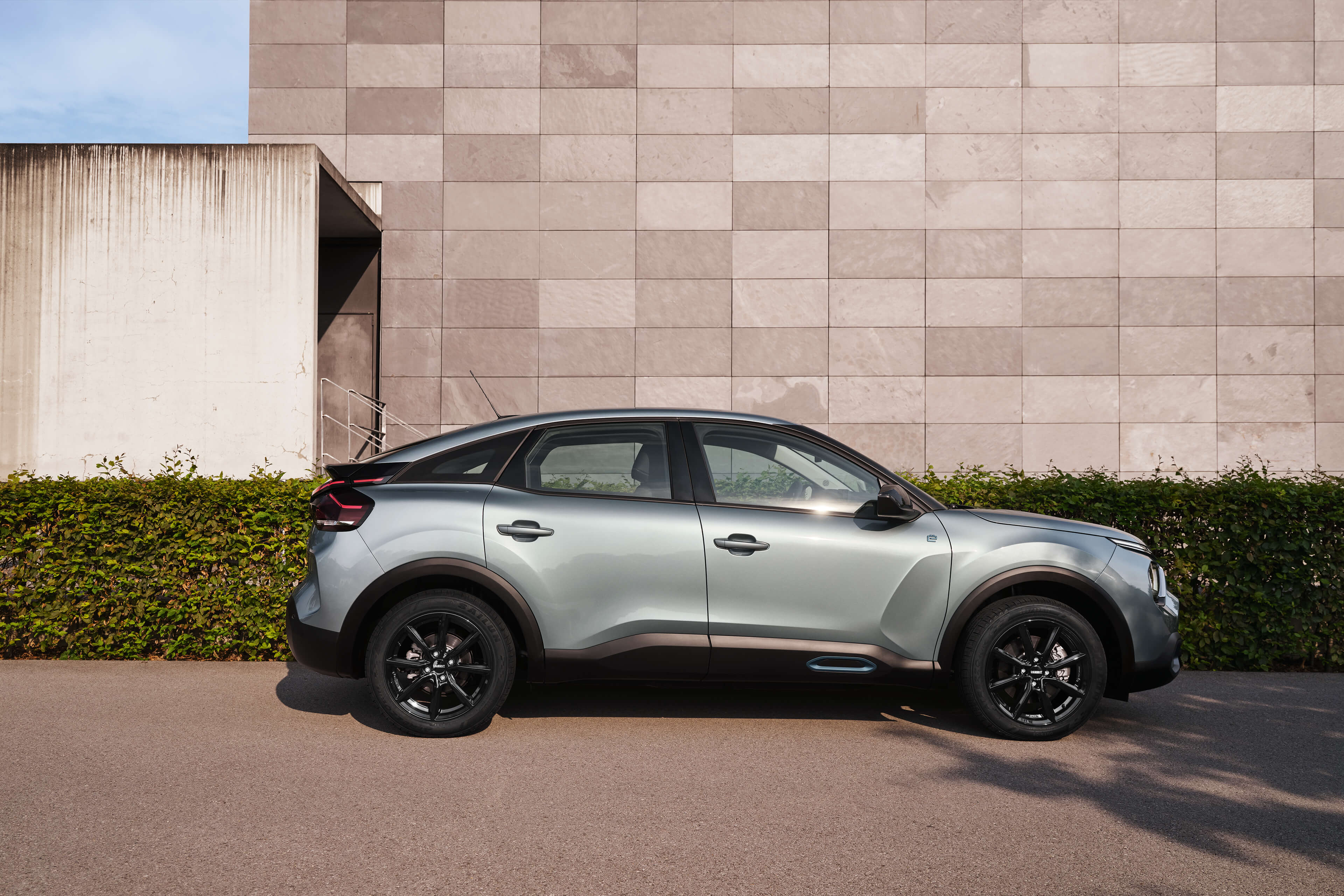 DEZENT TN black Citroen C4e Seite