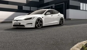 DOTZ MarinaBay dark Tesla Model S Plaid frontal