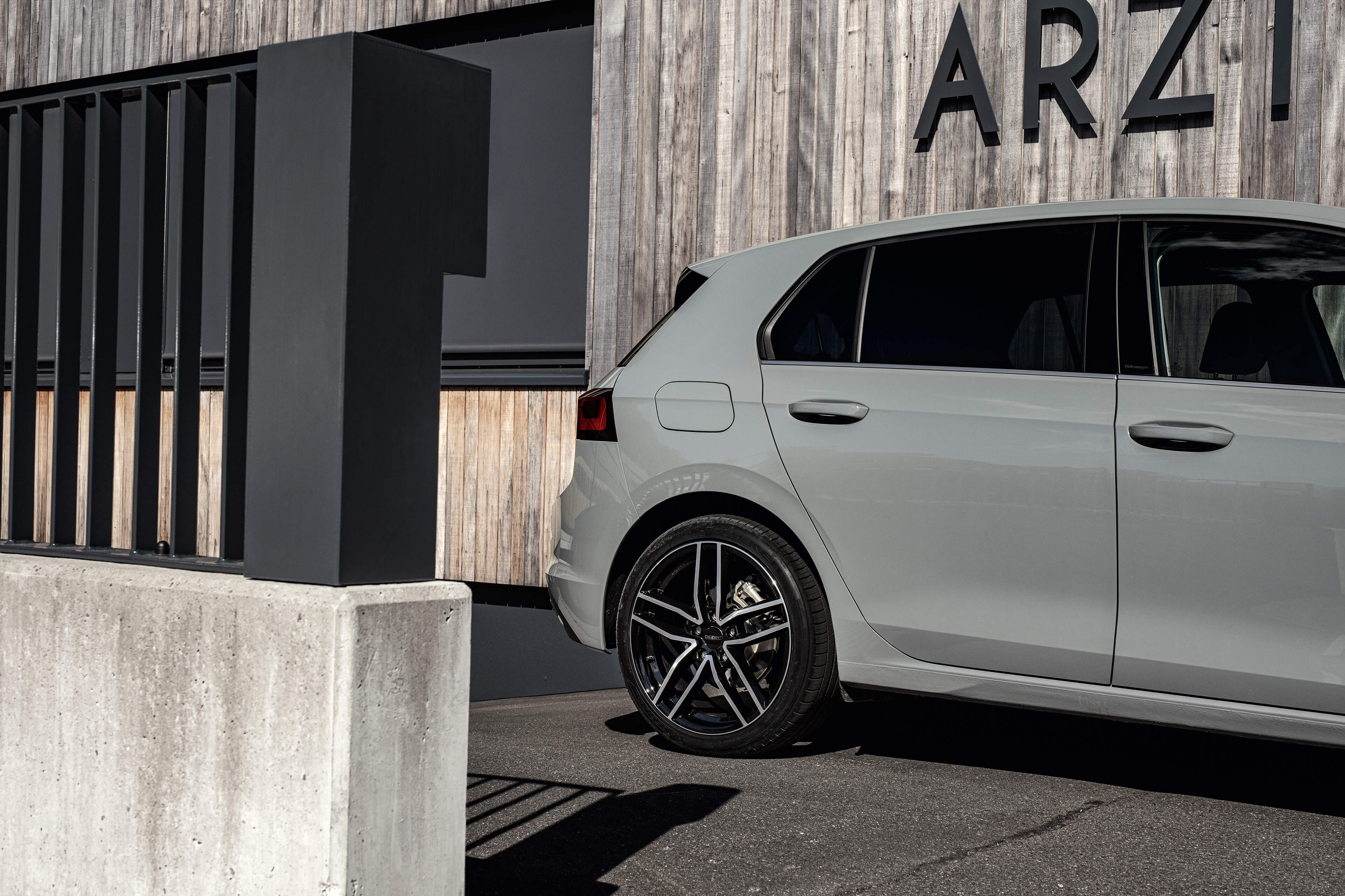 DEZENT TR dark Golf8 rear