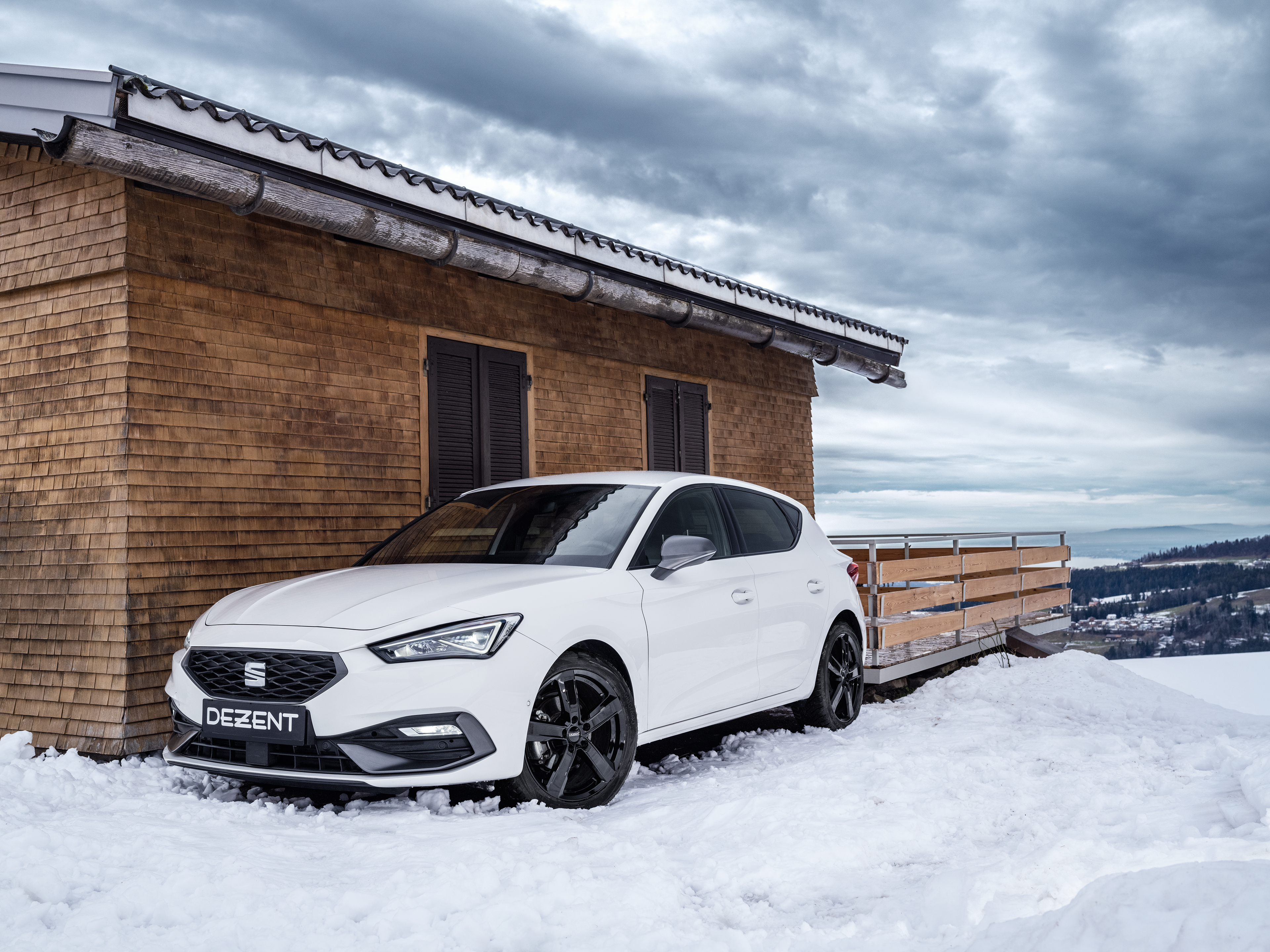 DEZENT TU Black auf Seat Leon