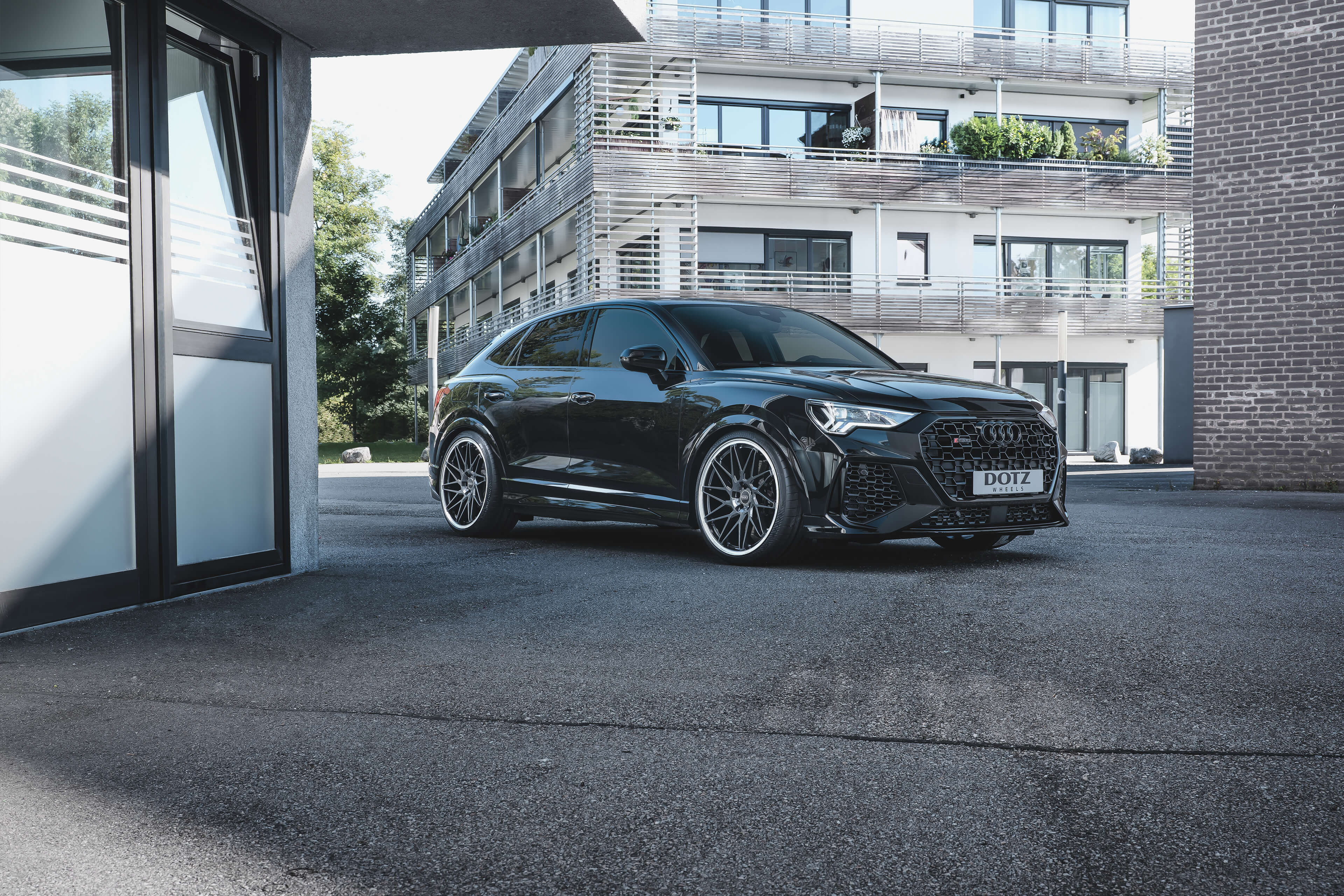 DOTZ Tanaka dark Audi RSQ3 frontal