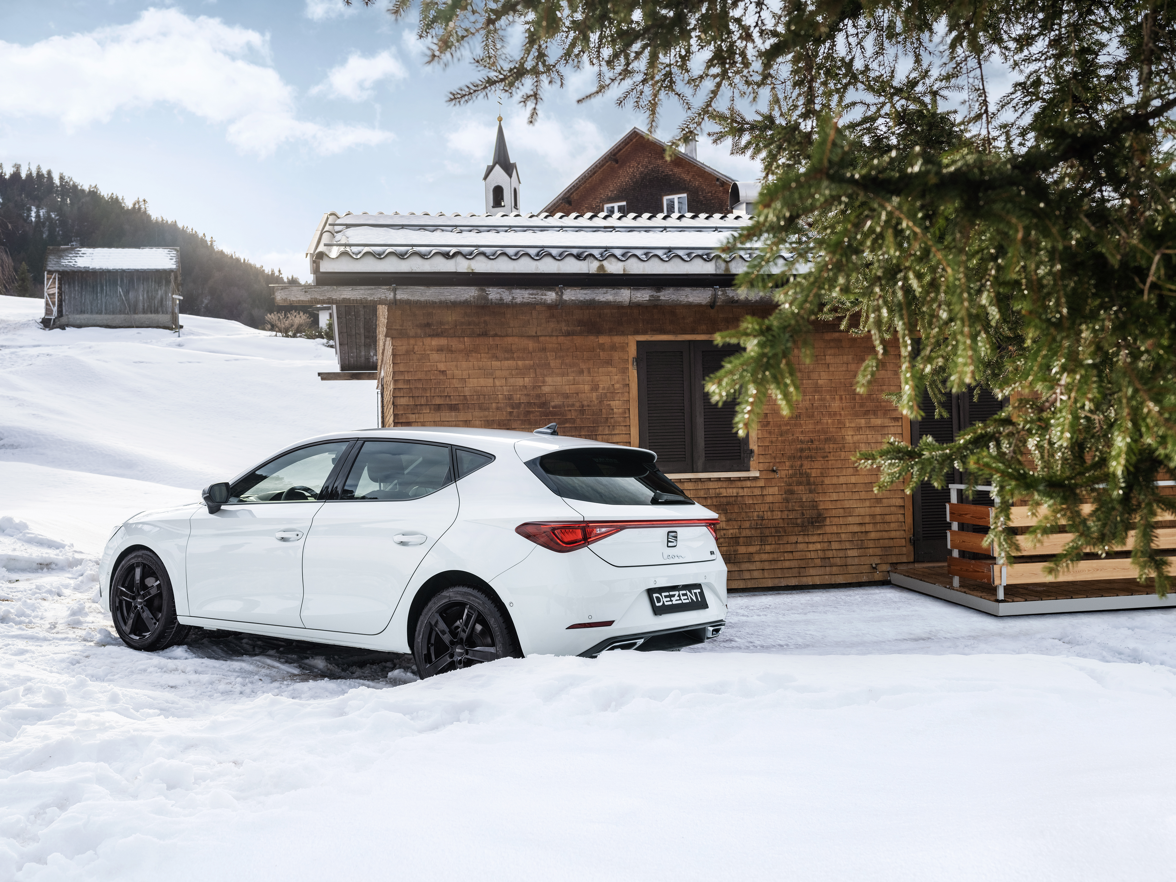 DEZENT TU Black auf Seat Leon