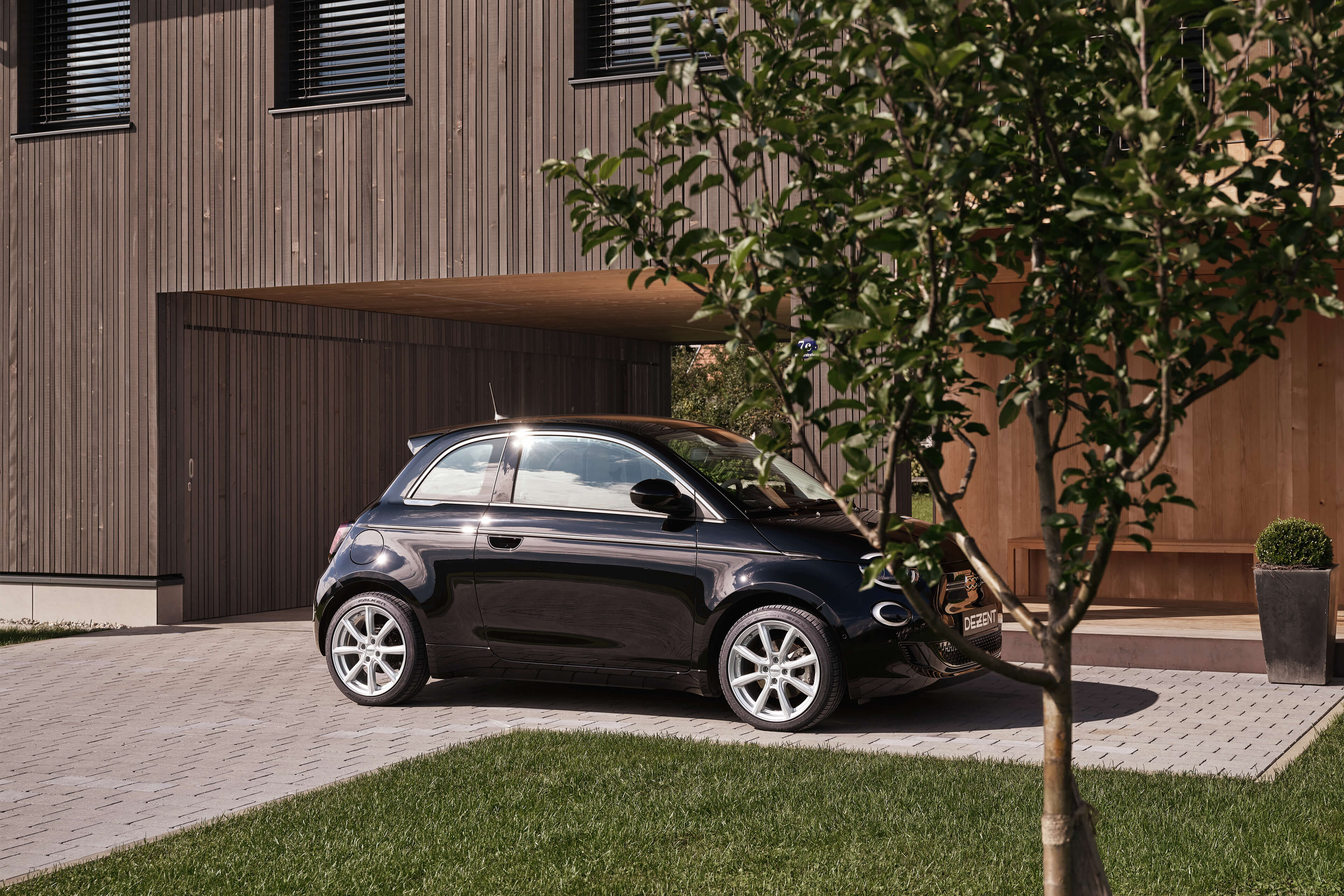 DEZENT TN silver Fiat 500e Seite