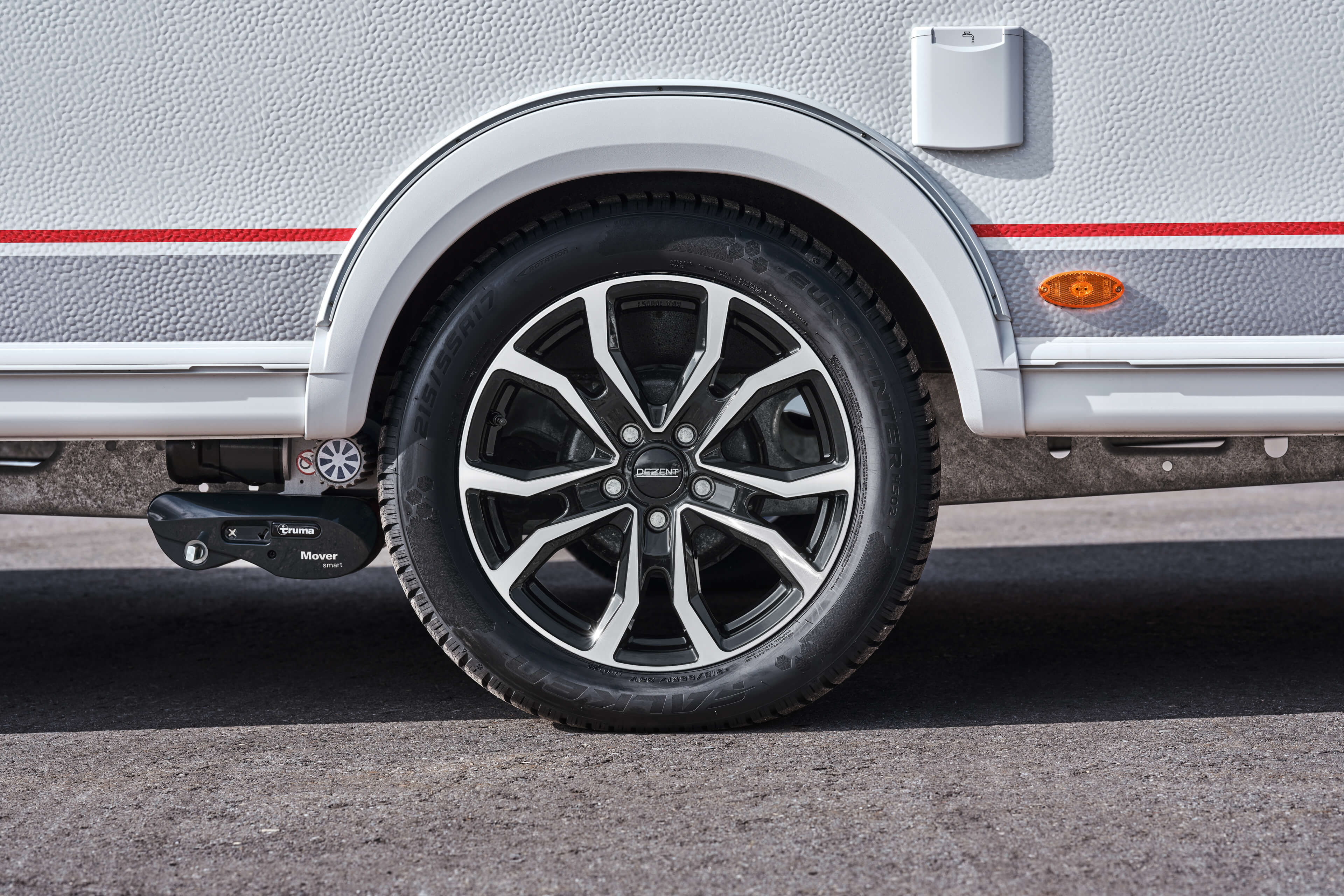 DEZENT TV-Trailer dark Caravan detail