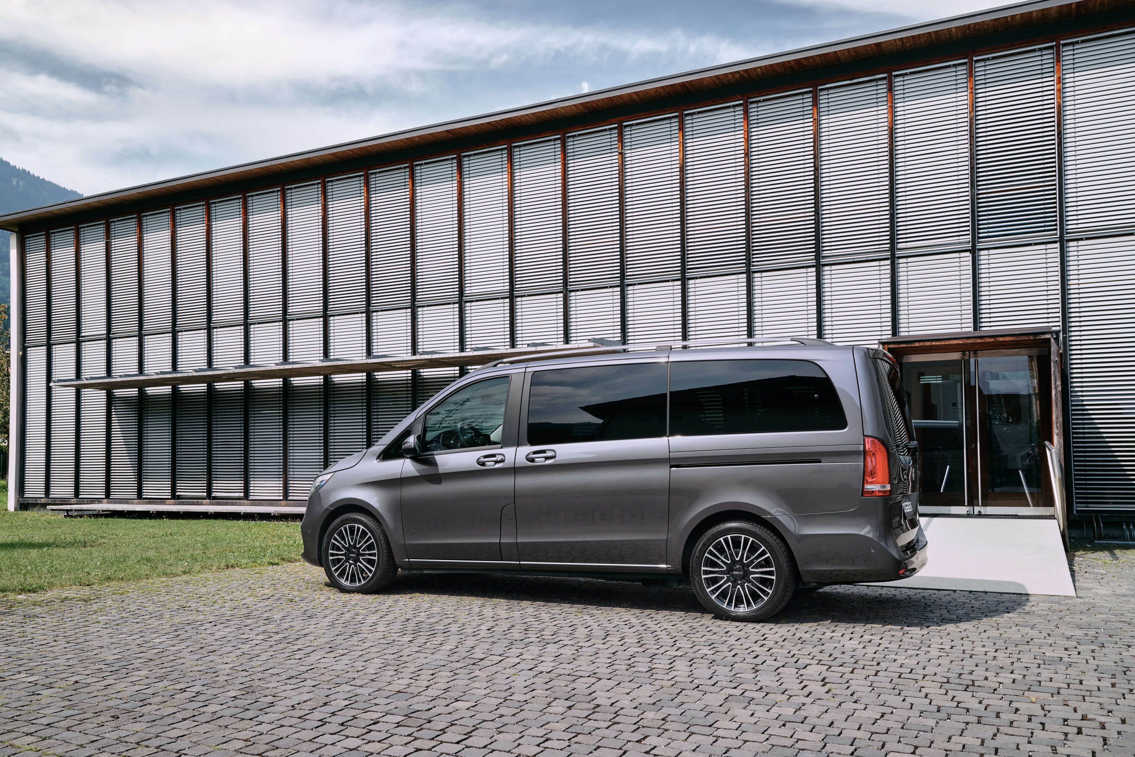 DEZENT KE dark Mercedes V side