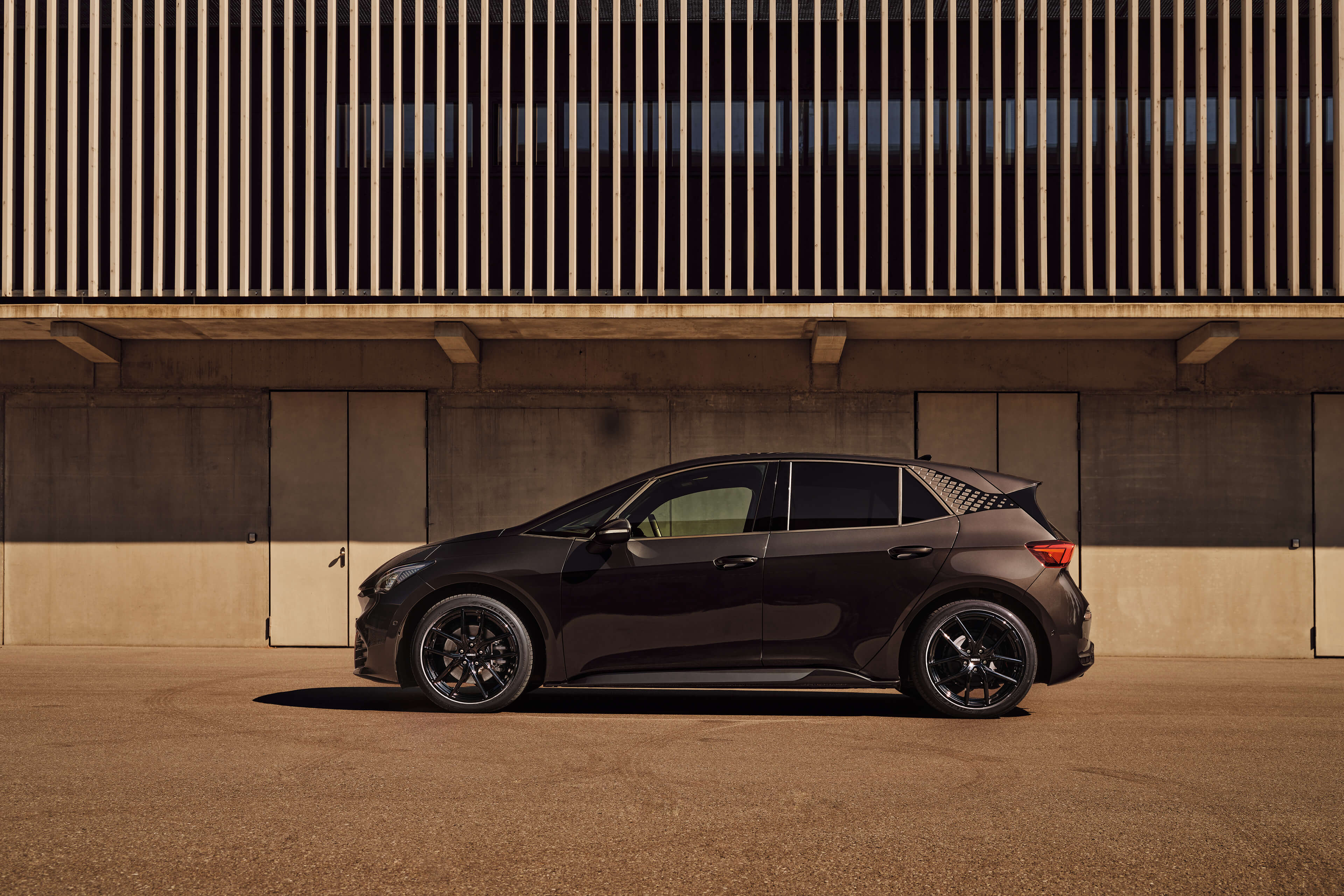 DEZENT TO black Cupra Born Seite