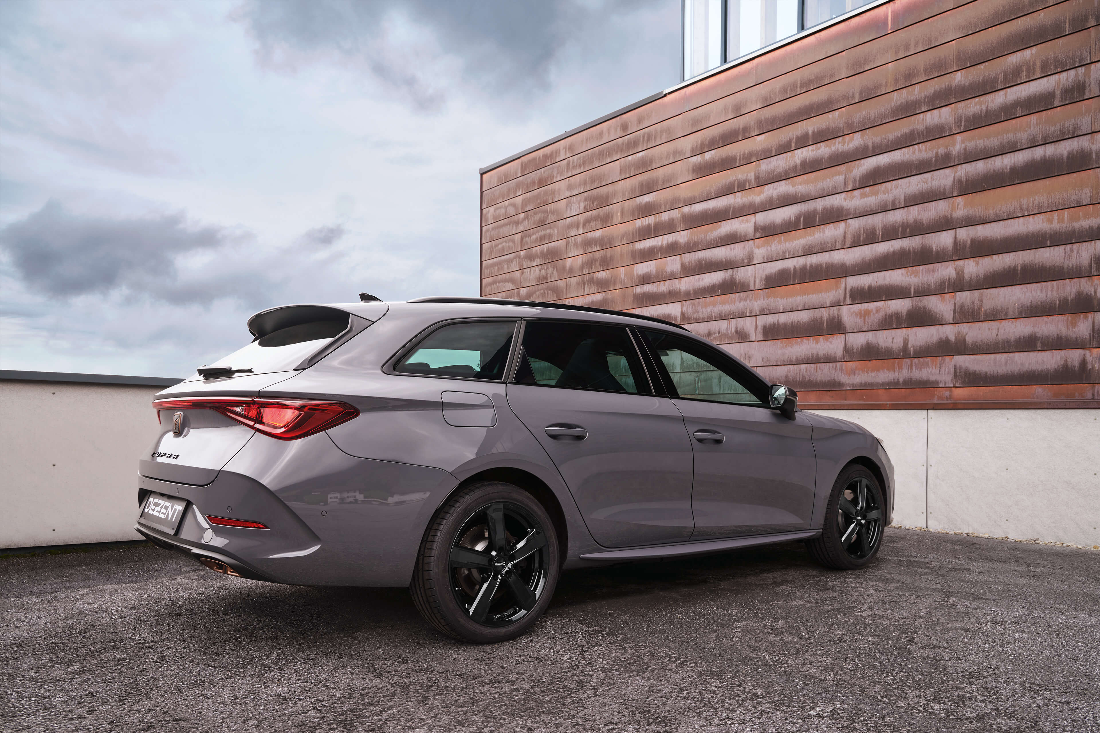 DEZENT TU black Leon Cupra Heck