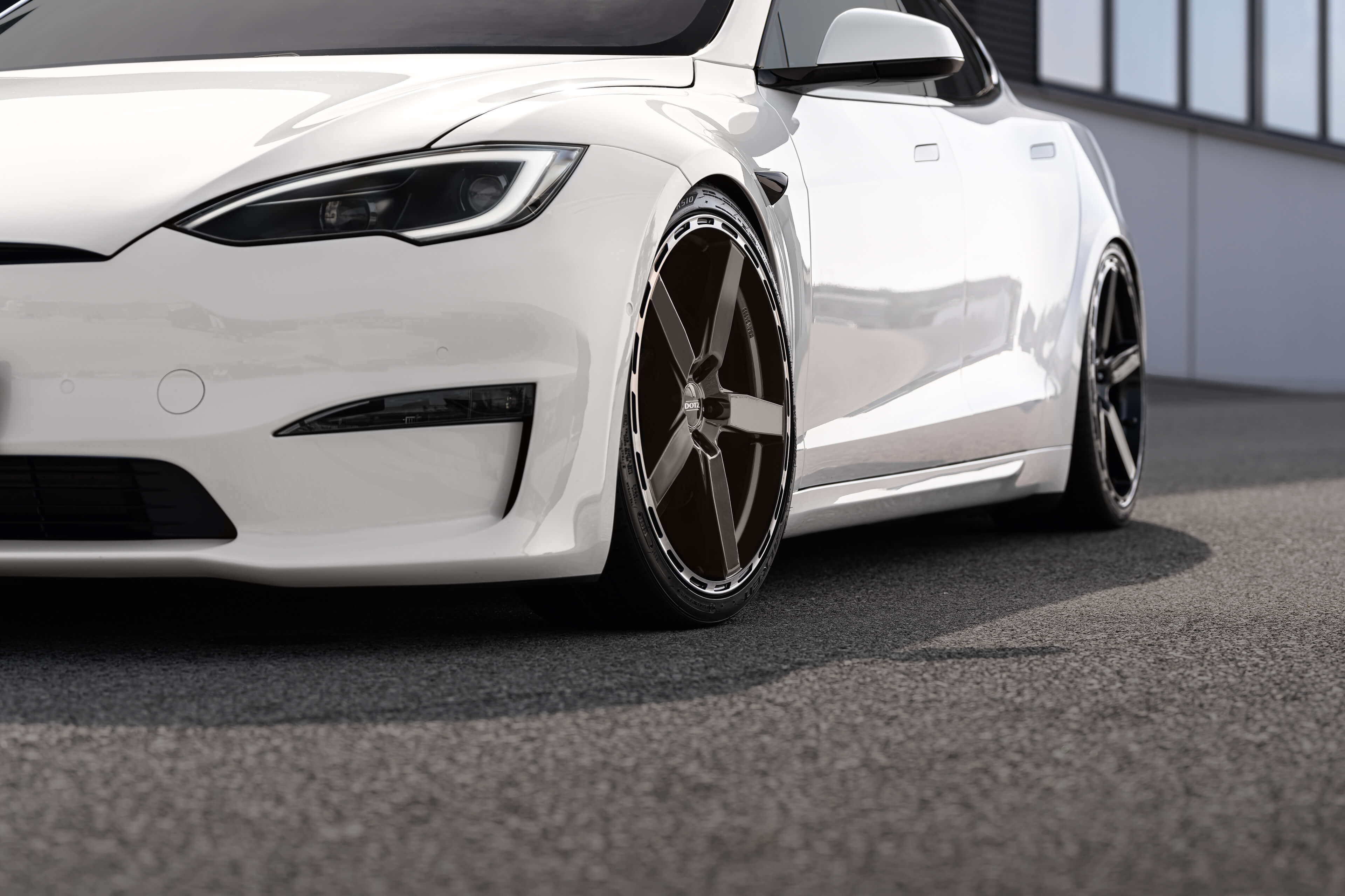 DOTZ MarinaBay dark Tesla Model S Plaid frontal