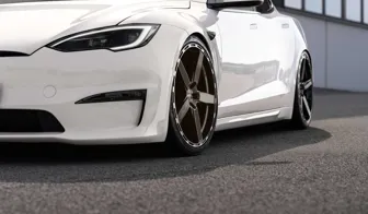 DOTZ MarinaBay dark Tesla Model S Plaid frontal