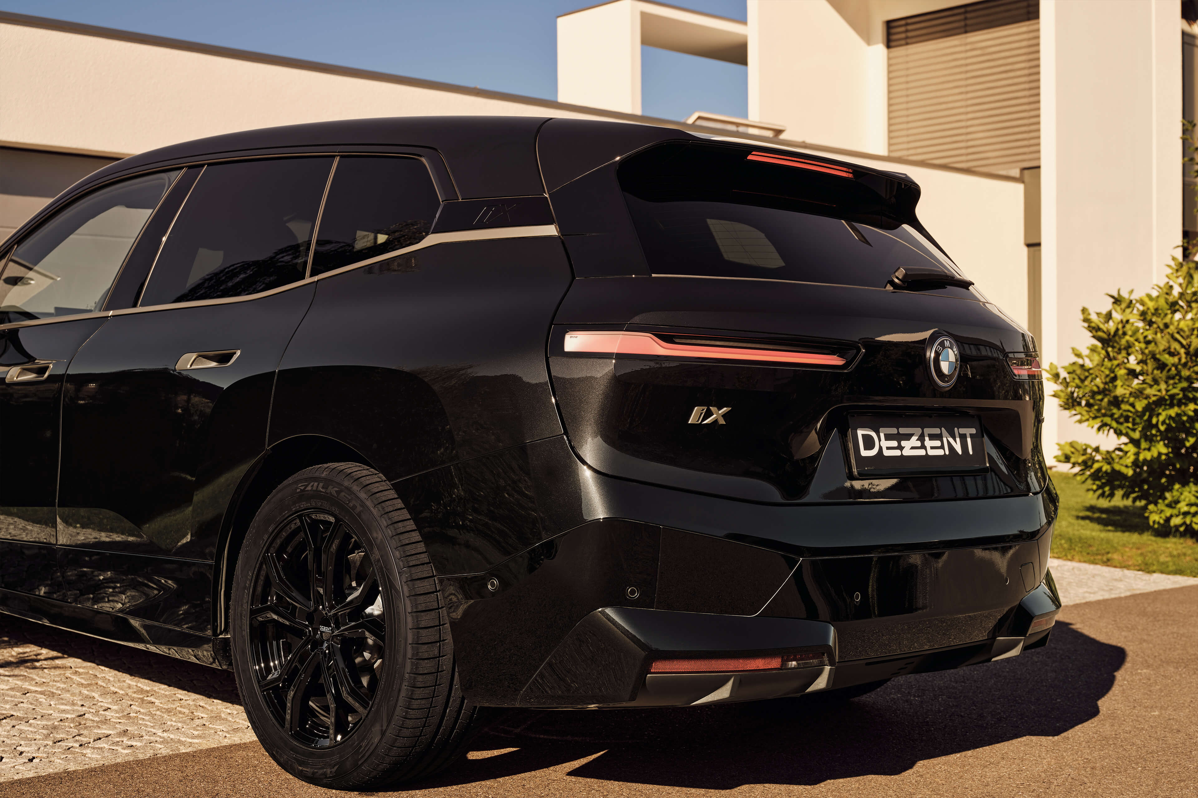 DEZENT TV black BMW IX Heck